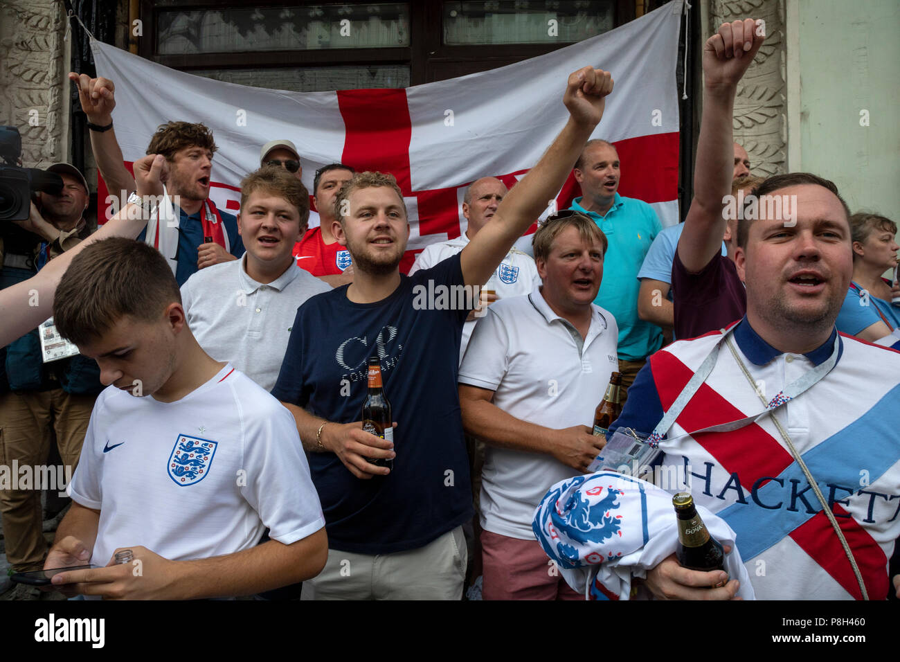 Moscou, Russie. 11thJuly, 2018. Les fans de football anglais à remonter la rue Nikolskaïa de Moscou avant le match de l'Angleterre contre la Croatie de la Coupe du Monde FIFA 2018 Russie Crédit : Nikolay Vinokourov/Alamy Live News Banque D'Images
