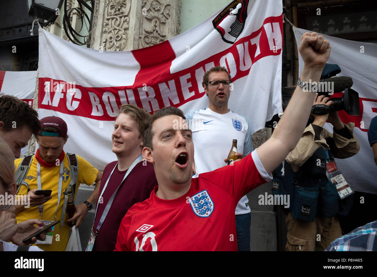 Moscou, Russie. 11thJuly, 2018. Les fans de football anglais à remonter la rue Nikolskaïa de Moscou avant le match de l'Angleterre contre la Croatie de la Coupe du Monde FIFA 2018 Russie Crédit : Nikolay Vinokourov/Alamy Live News Banque D'Images