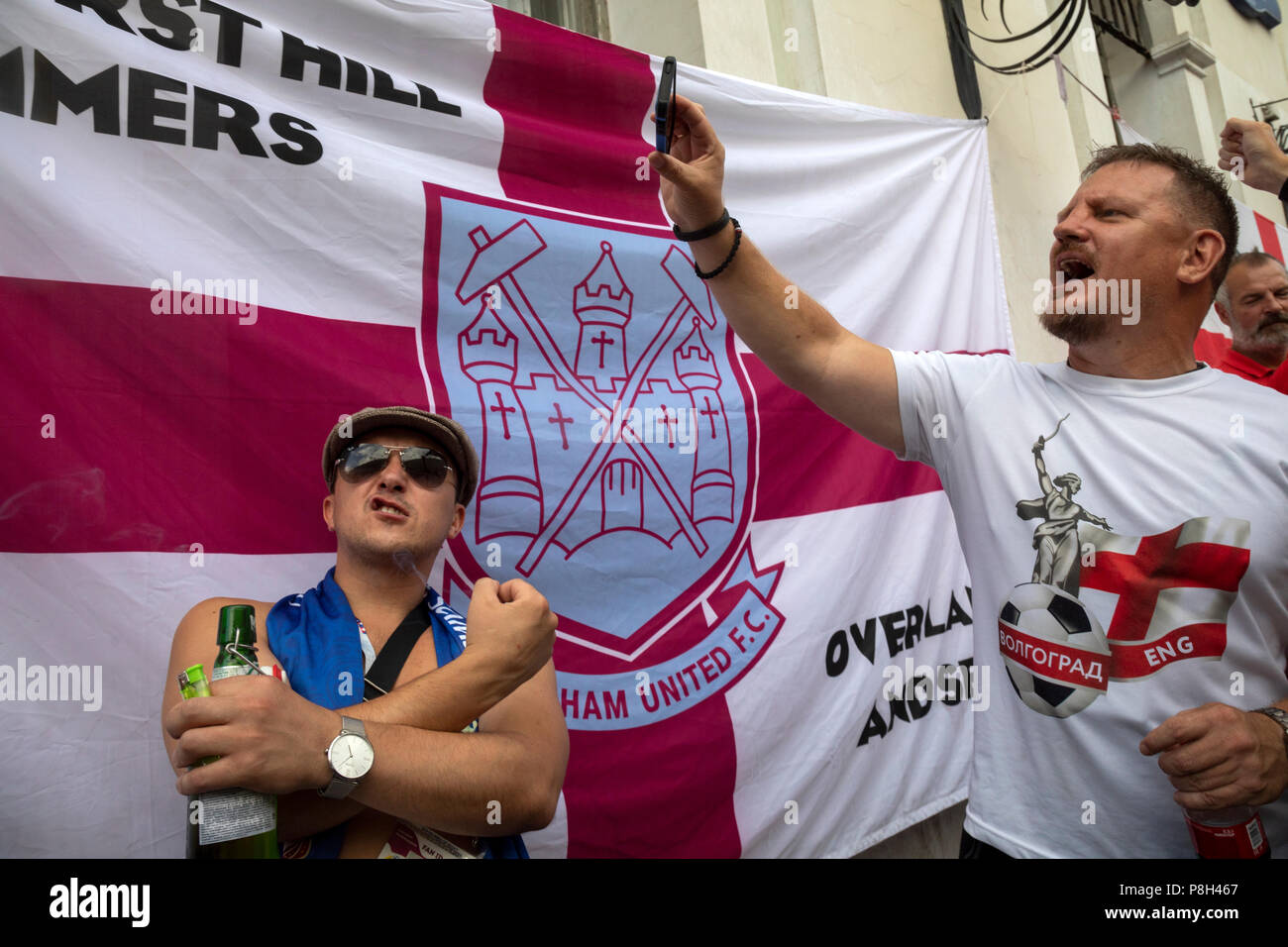 Moscou, Russie. 11thJuly, 2018. Les fans de football anglais à remonter la rue Nikolskaïa de Moscou avant le match de l'Angleterre contre la Croatie de la Coupe du Monde FIFA 2018 Russie Crédit : Nikolay Vinokourov/Alamy Live News Banque D'Images
