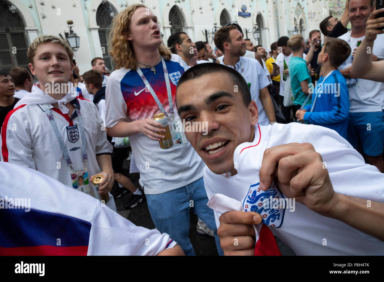 Moscou, Russie. 11thJuly, 2018. Les fans de football anglais à remonter la rue Nikolskaïa de Moscou avant le match de l'Angleterre contre la Croatie de la Coupe du Monde FIFA 2018 Russie Crédit : Nikolay Vinokourov/Alamy Live News Banque D'Images