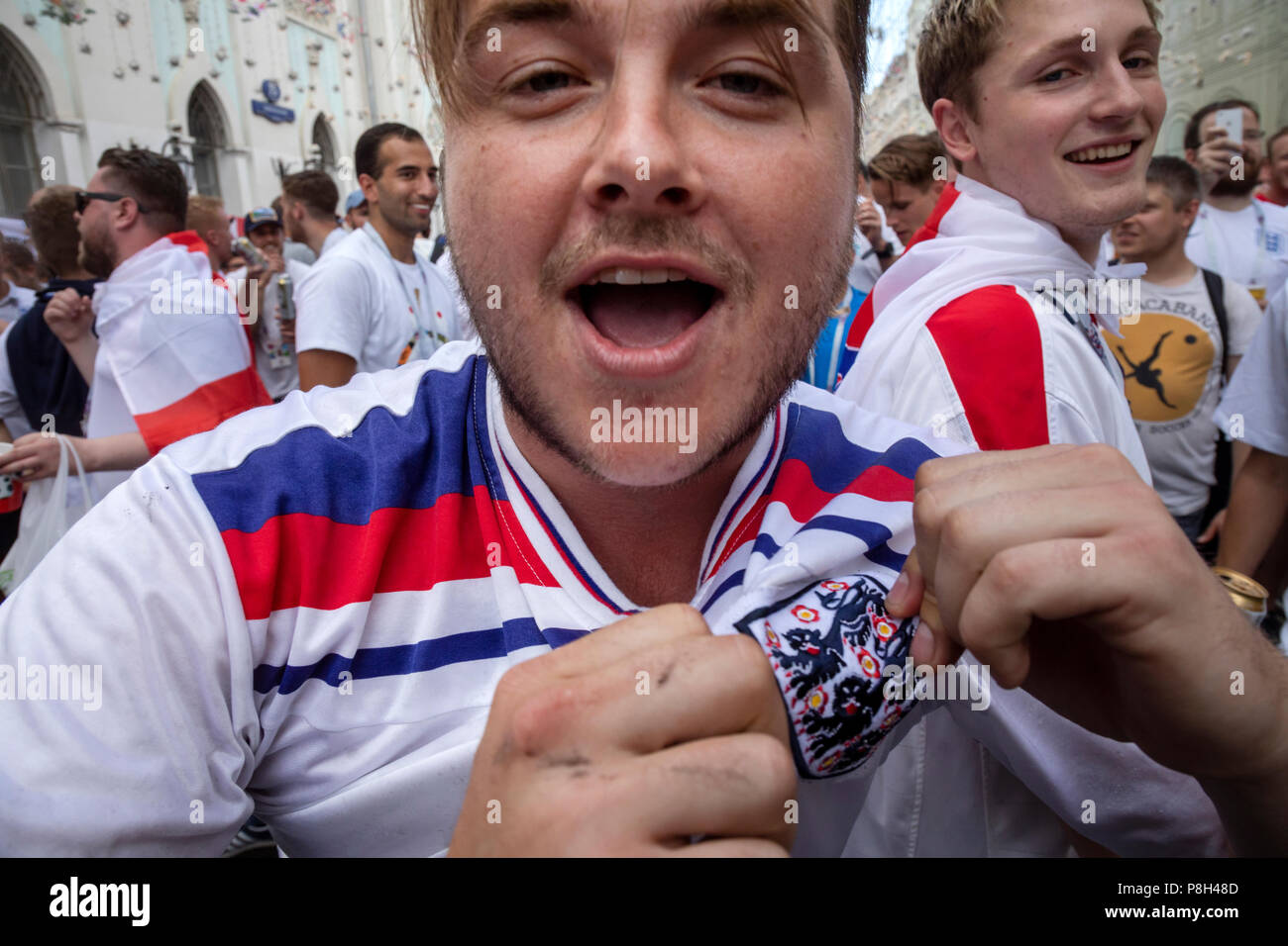 Moscou, Russie. 11thJuly, 2018. Les fans de football anglais à remonter la rue Nikolskaïa de Moscou avant le match de l'Angleterre contre la Croatie de la Coupe du Monde FIFA 2018 Russie Crédit : Nikolay Vinokourov/Alamy Live News Banque D'Images