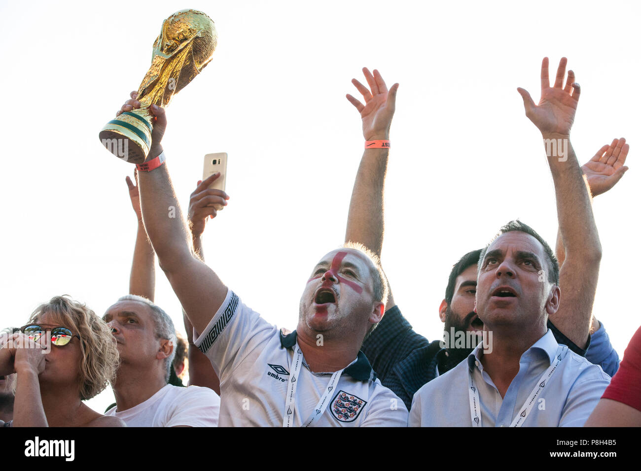 Londres, Royaume-Uni. 11 juillet, 2018. L'Angleterre 30 000 fans assister à la projection publique de la FIFA Coupe du Monde 2018 demi-finale entre l'Angleterre et la Croatie dans la région de Hyde Park, le plus grand ce dépistage d'un match de football depuis 1996. L'événement a été organisé par le maire de Londres et de Gouvernement en collaboration avec les parcs royaux, l'Association de football et d'autres organismes. La comparaison avec l'Angleterre offre la possibilité d'atteindre leur première finale de Coupe du Monde depuis 1966. Credit : Mark Kerrison/Alamy Live News Banque D'Images