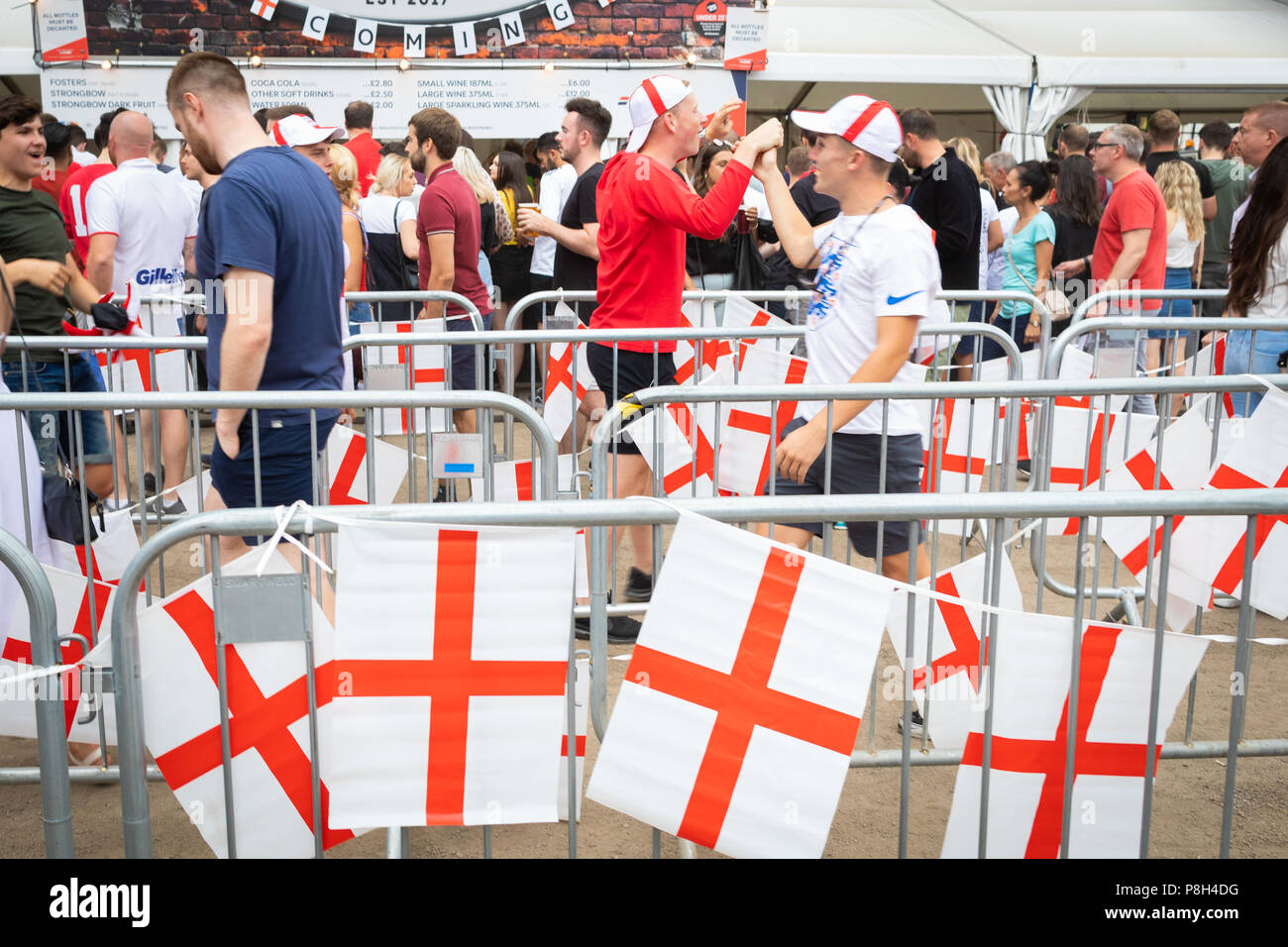 Manchester, UK 11 juillet 2018. Fans réagir à la FIFA World Cup match de demi-finale entre l'Angleterre et la Croatie à la Coupe du Monde Auto Trader le dépistage. Credit : Andy Barton/Alamy Live News Banque D'Images