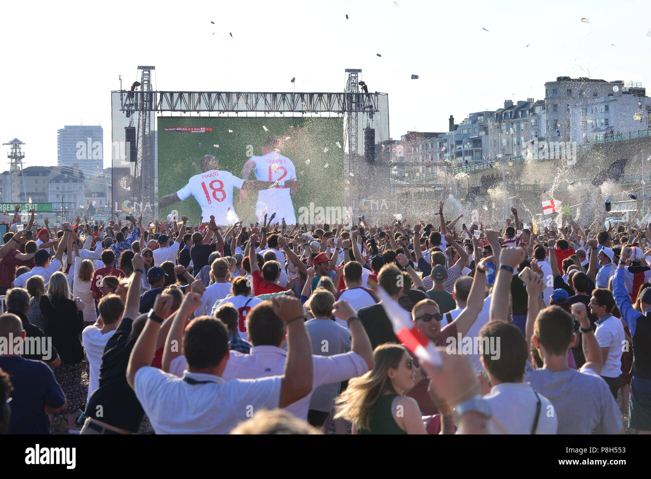 La plage de Brighton England UK. 11 juillet 2018. Coupe du Monde de Football Fans watch l'Angleterre v Croatie Semi finale sur la plage de Brighton.Caron Watson/Alamy Live News Banque D'Images