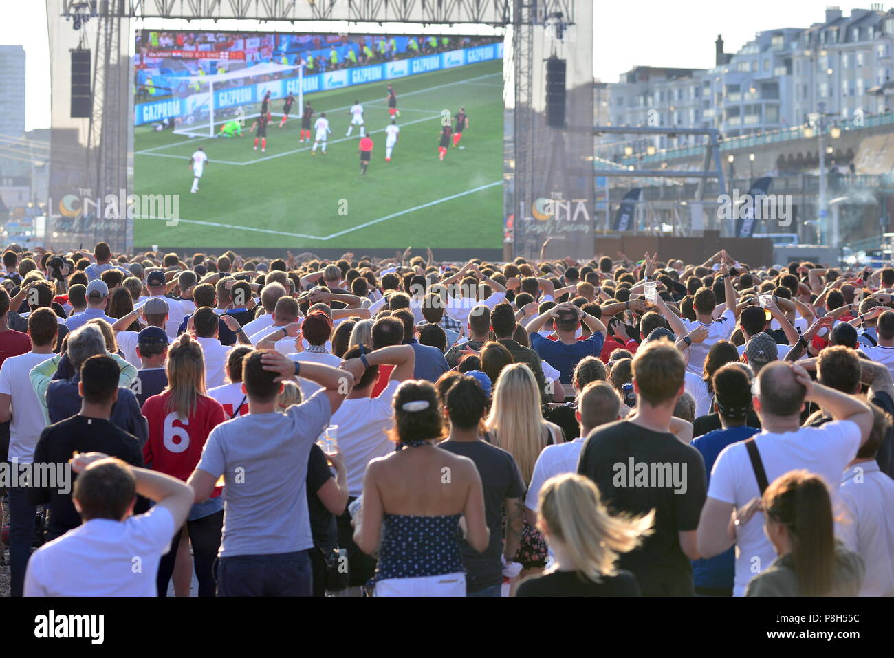 La plage de Brighton England UK. 11 juillet 2018. Coupe du Monde de Football Fans watch l'Angleterre v Croatie Semi finale sur la plage de Brighton.Caron Watson/Alamy Live News Banque D'Images