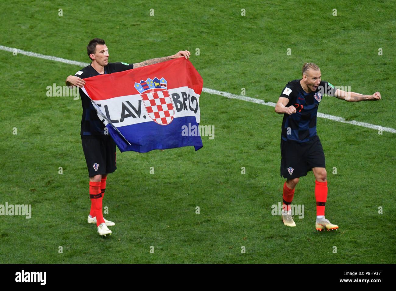 Moscou, Russie. 11 juillet, 2018. Mario MANDZUKIC (CRO) avec drapeau croate, drapeau après la fin du jeu, re : Domagoj VIDA (CRO), jubilation finale, la jubilation, la joie, l'enthousiasme, de l'action. Croatie (CRO) - Angleterre (FRA) 2-1 demi-finale nV, Série de quatre, Match 62 le 07/11/2018 à Moscou, stade Luzhniki, Coupe du Monde de Football 2018 en Russie à partir de la 14.06. - 15.07.2018. | conditions dans le monde entier : dpa Crédit photo alliance/Alamy Live News Banque D'Images