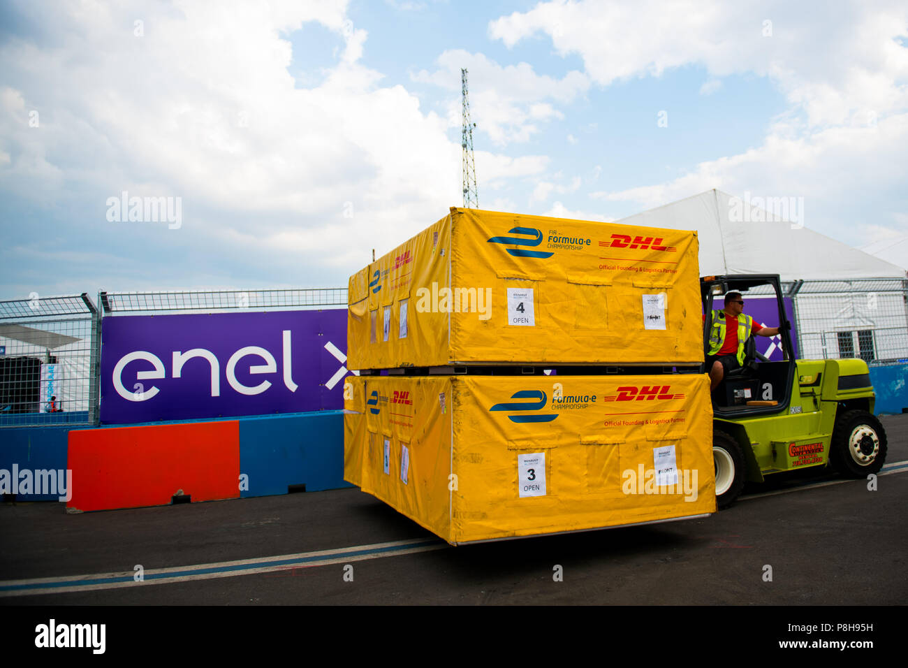 New York, USA. 11 juillet, 2018. Un chariot élévateur se déplace DHL Freight boîtes contenant des voitures de course Formule E que les préparatifs se poursuivent en avant de la NYC 2018 E-prix. Credit : Lou Johnson / Spacesuit Médias. Credit : Spacesuit Media/Alamy Live News Banque D'Images