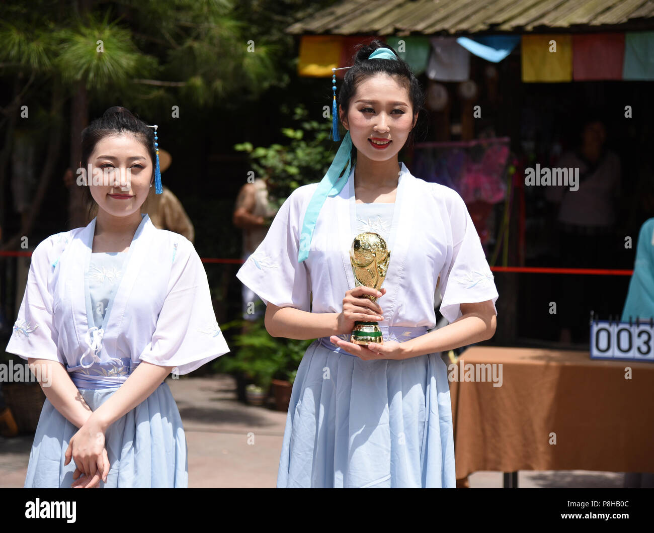 Hangzh, Hangzh, Chine. 12 juillet, 2018. Hangzhou, Chine-russe les filles jouent au football avec les filles à Chinois Songcheng Scenic Area à Hangzhou, Zhejiang Province de Chine orientale. Crédit : SIPA Asie/ZUMA/Alamy Fil Live News Banque D'Images