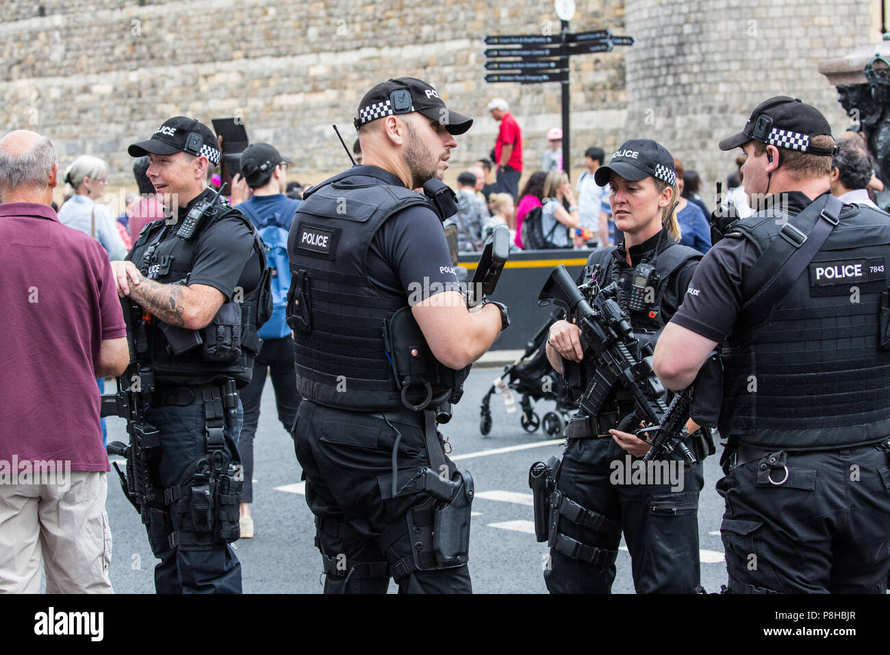 Windsor, Royaume-Uni. 12 juillet, 2018. Les agents de police lourdement armées à partir de la Thames Valley Police en service à l'extérieur du château de Windsor pour la relève de la garde. Les arrangements en matière de sécurité devraient être à l'honneur demain pour la visite de M. Trump au château de Windsor en tant que client de la Reine. Credit : Mark Kerrison/Alamy Live News Banque D'Images