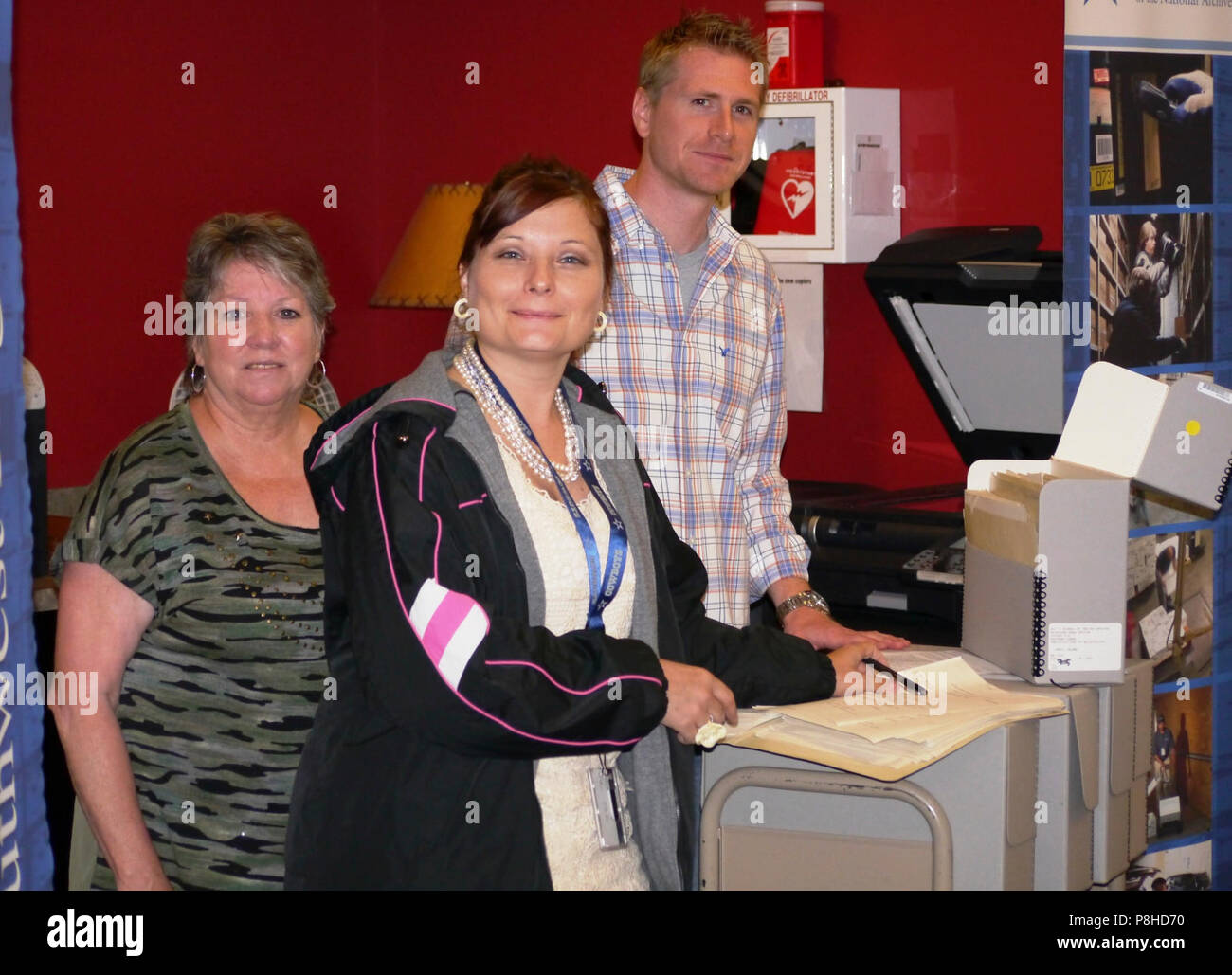 80e Anniversaire . LaVerne Owens, Melinda Johnson, Michael Wright, travailler sur un projet de numérisation ; Lieu : John Burgess, Archives nationales à Fort Wor80th, Fort Wor80TH, TX ; Banque D'Images