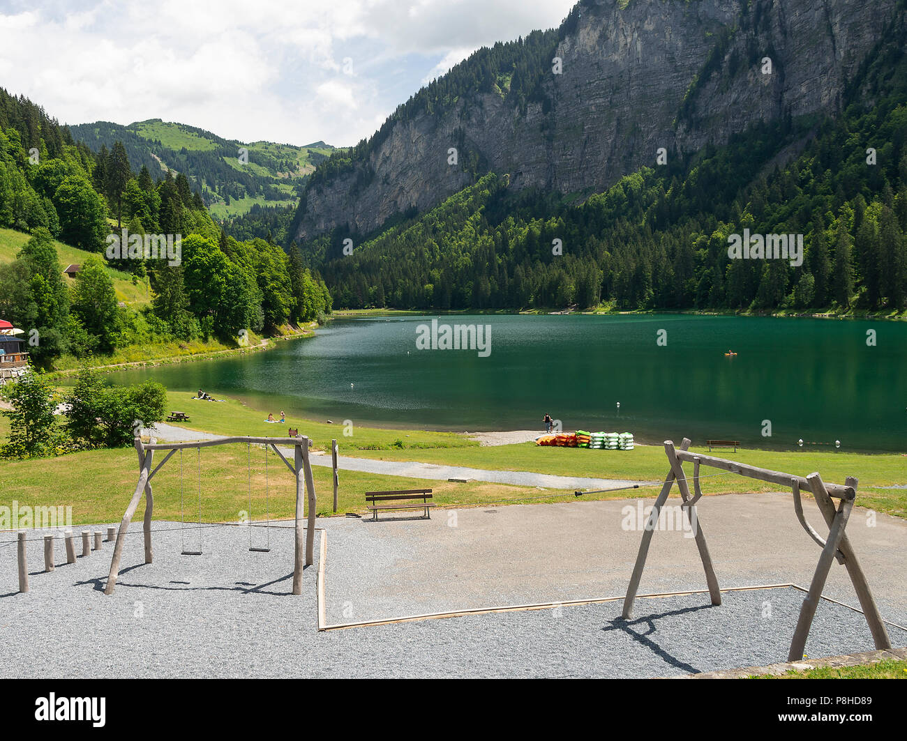 Le beau vert eaux du Lac de Montriond en été près de Morzine Haute Savoie  Portes du Soleil France Photo Stock - Alamy