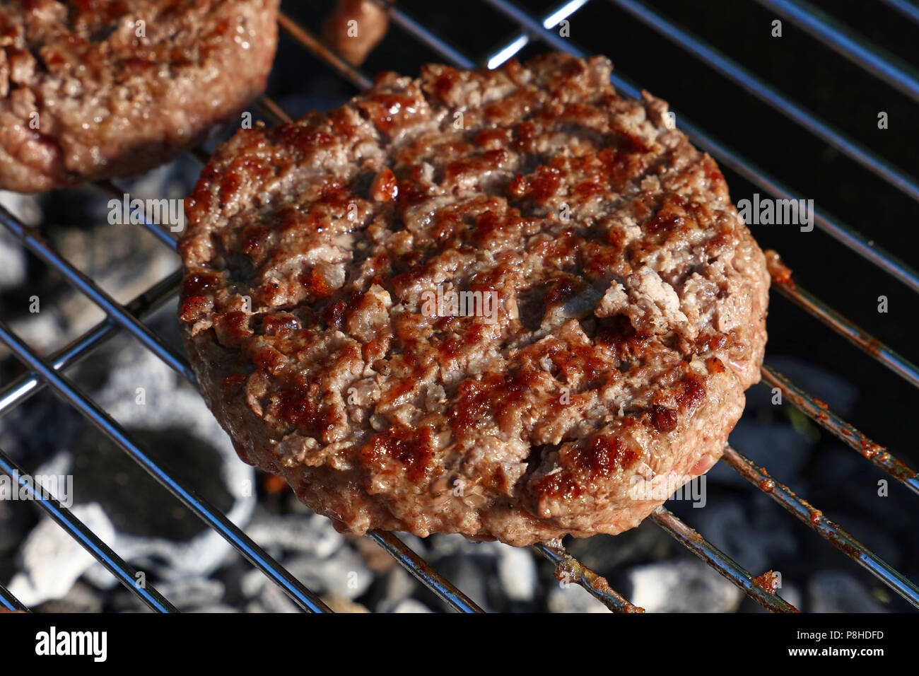 Close up de bœuf ou de porc barbecue la Viande pour hamburger hamburgers préparés grillées sur barbecue, high angle view Banque D'Images