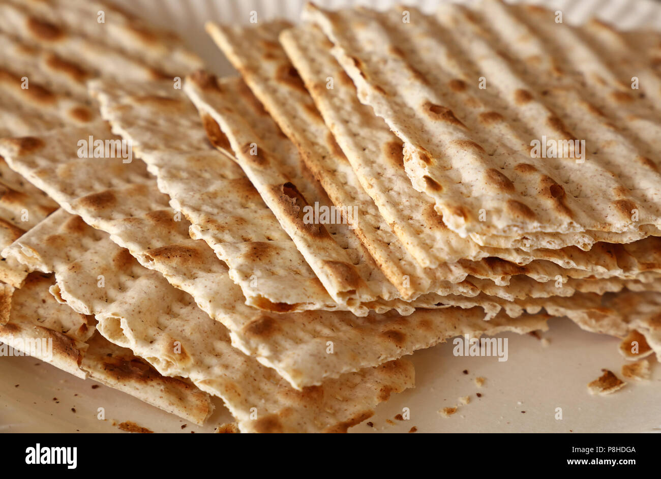 Close up morceaux carrés de pain azyme des craquelins, des biscottes juif  traditionnel Photo Stock - Alamy