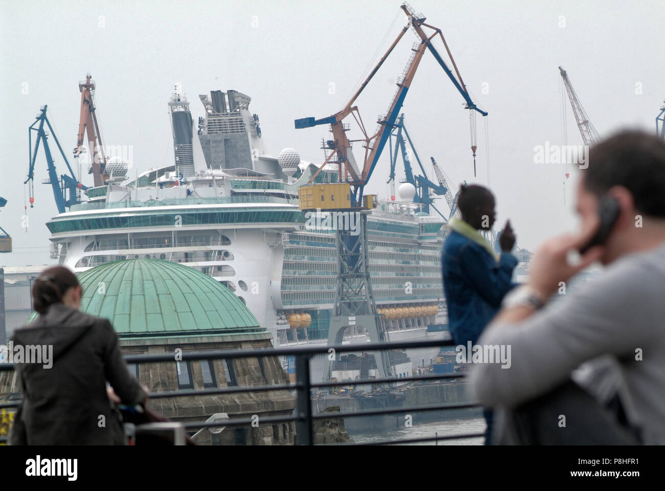 'Freedom of the Seas', größtes Kreuzfahrt-Schiff der Welt, im Hamburger Hafen im Dock von Blohm&Voss an den Landungsbrücken. Hambourg Banque D'Images