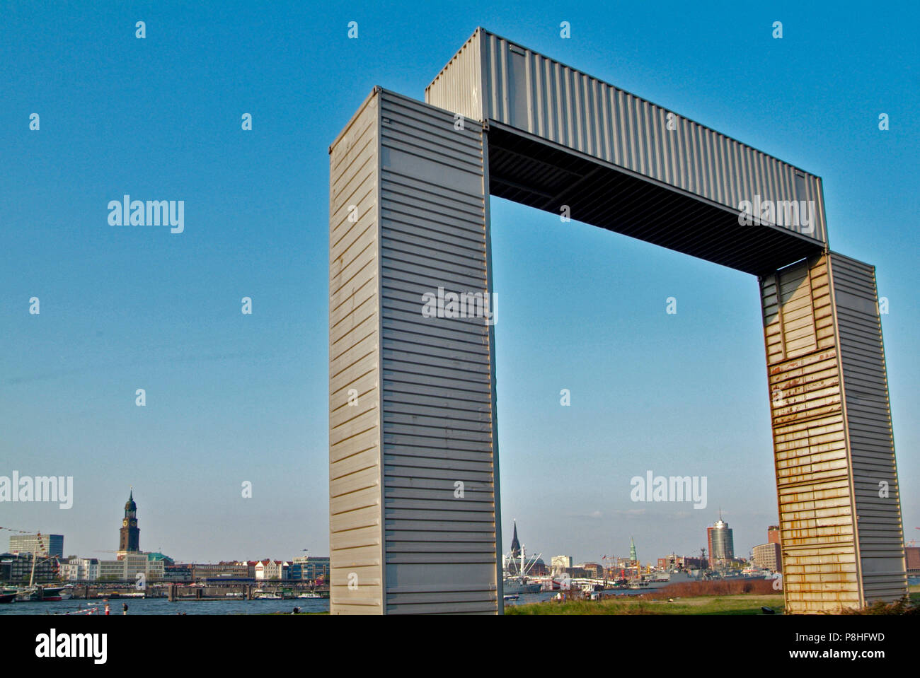 Drei als die contenant Tor zusammen gestellt im Hamburger Hafen gegenueber den Landungsbruecken St Pauli. Liens ist der Turm zu sehen des Michel. Banque D'Images