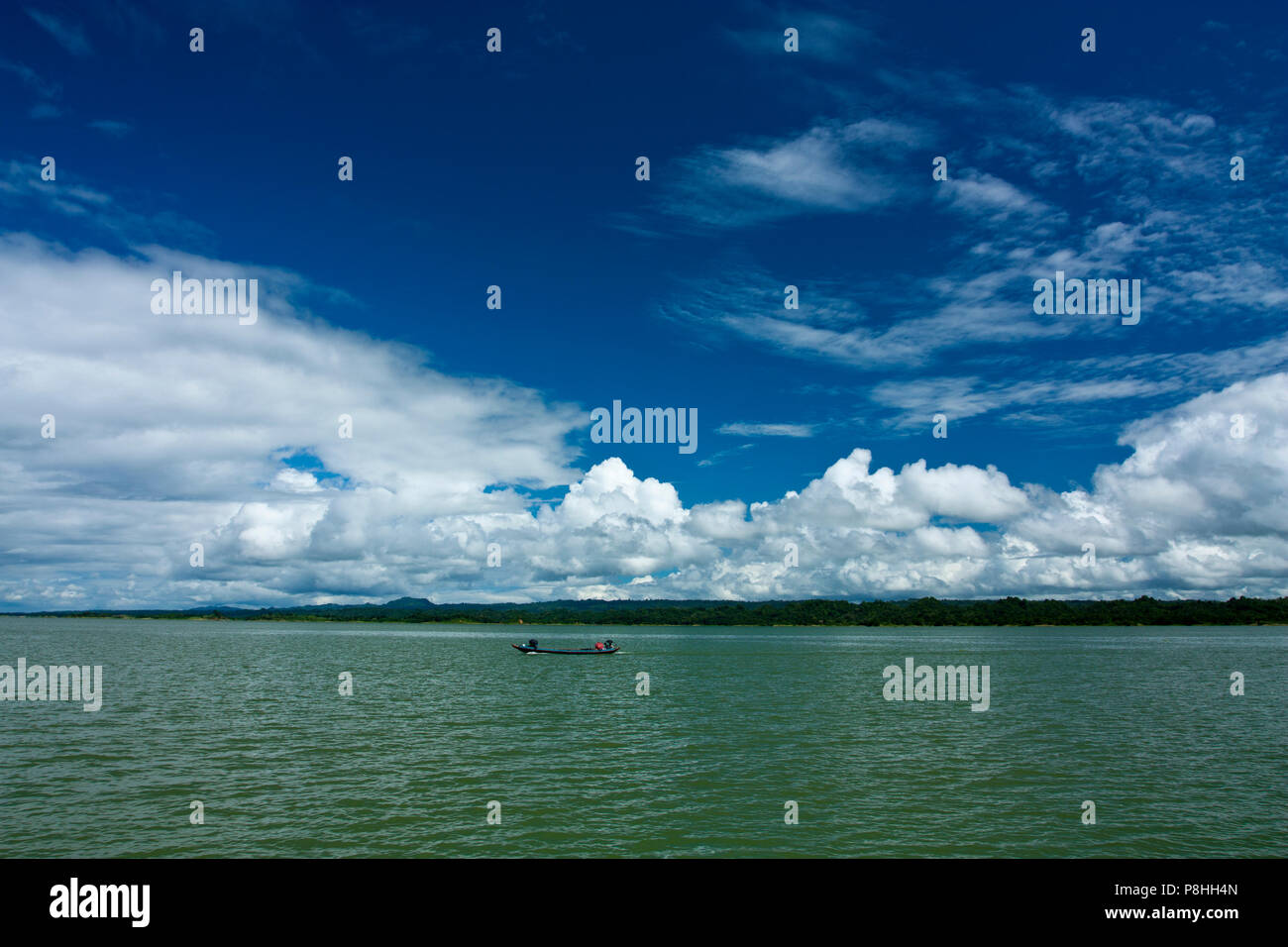 Le Lac de Kaptai de Rangamati, au Bangladesh. Une destination touristique populaire, c'est le plus grand lac artificiel, s'étend sur 680 mètres carrés kilomet Banque D'Images