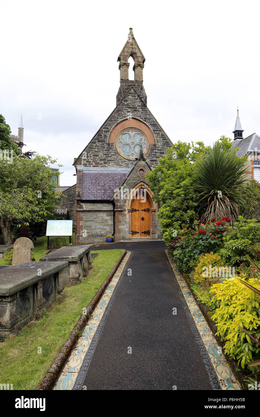 L'église St Augustines au sommet des murs de Derry et remparts entourent le centre-ville de Derry, Irlande du Nord. Banque D'Images