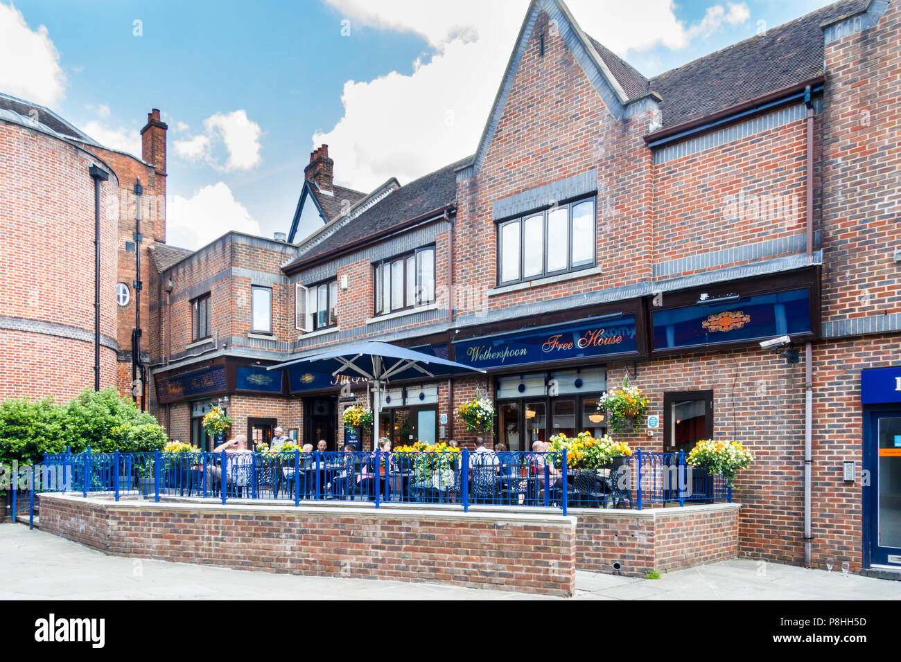 High Wycombe, UK - 3 juin 2018 : entrée arrière de la pub Falcon. Le pub fait partie de la chaîne Wetherspoon. Banque D'Images