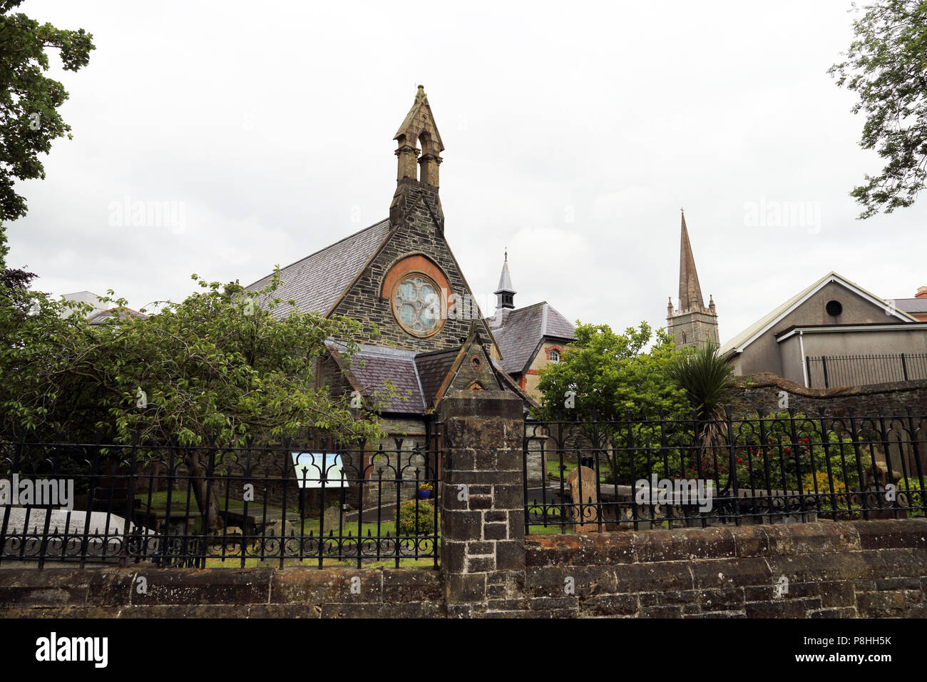 L'église St Augustines au sommet des murs de Derry et remparts entourent le centre-ville de Derry, Irlande du Nord. Banque D'Images