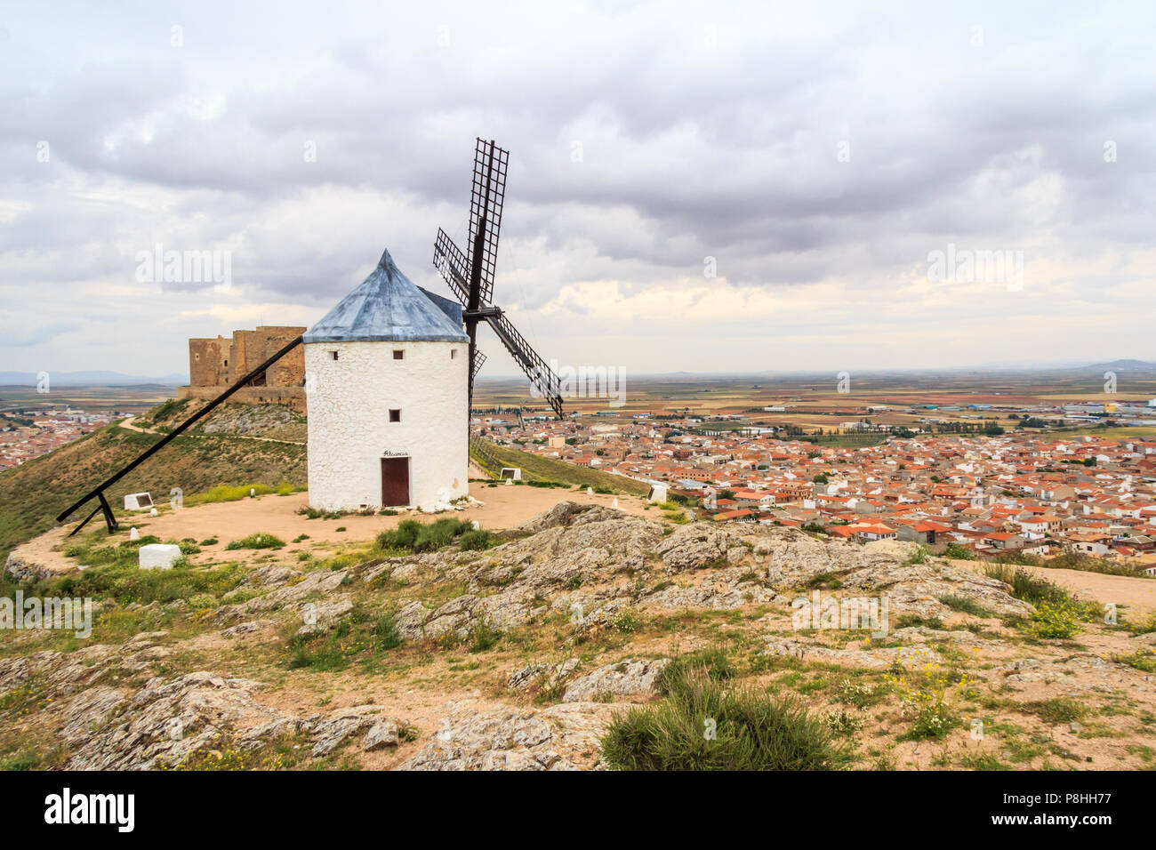 Moulin avec vue sur ville de Consuegra, Espagne Banque D'Images