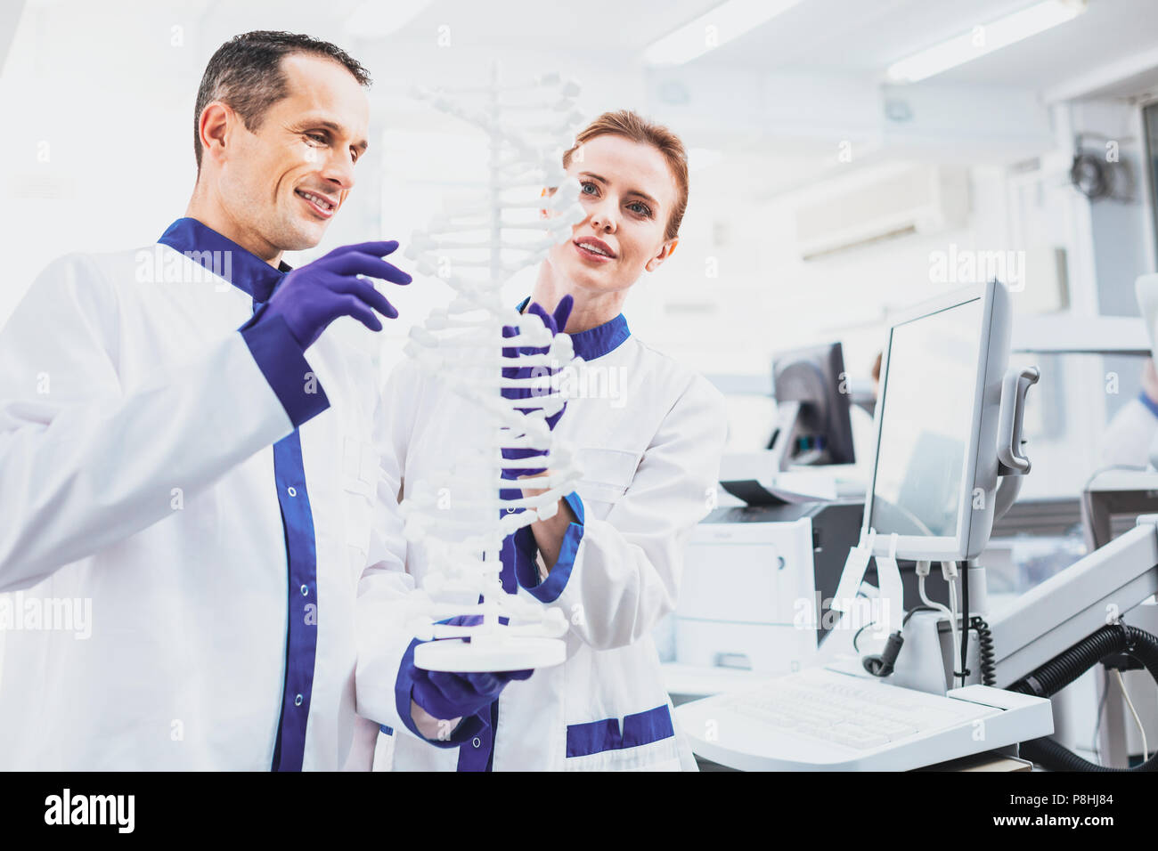Heureuse femme debout près de collègue Banque D'Images