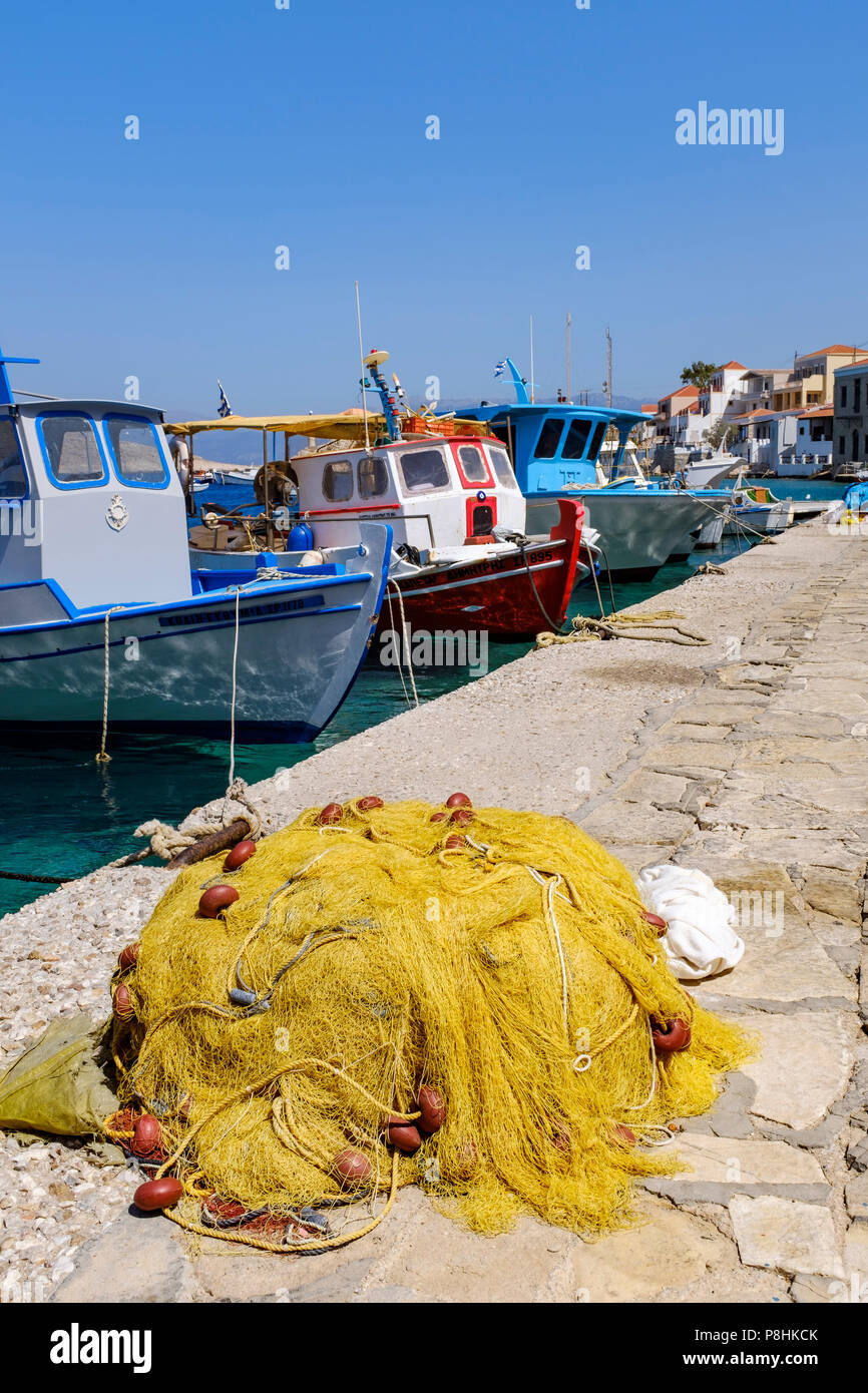 Un filet de pêche jaune devant les bateaux dans le port de Halki. Banque D'Images