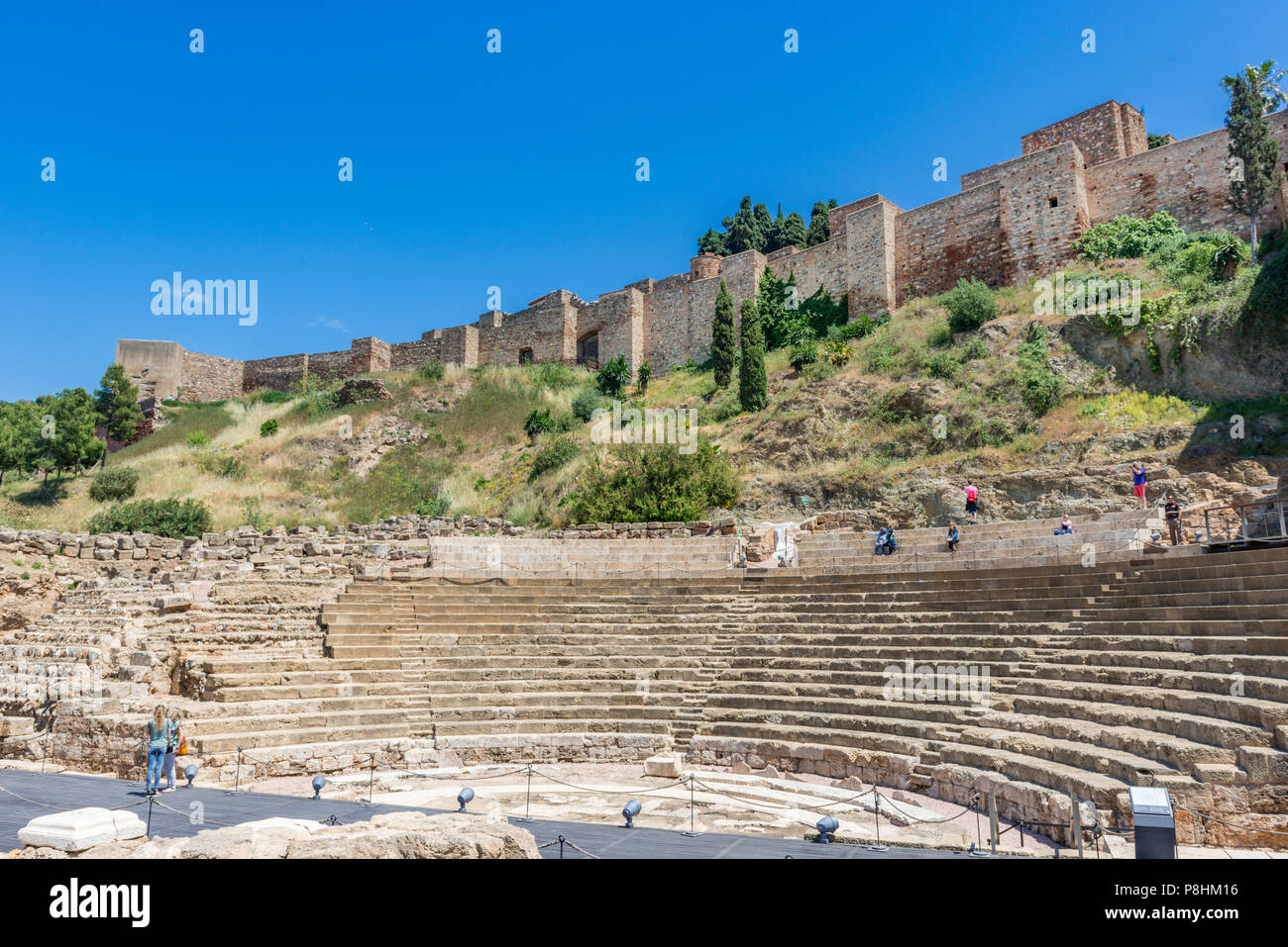 Les touristes se rendant sur le théâtre romain Alcazaba de Málaga, Andalousie, espagne. Banque D'Images