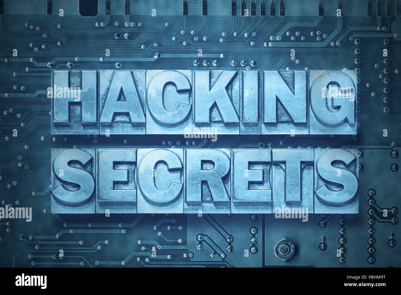Secrets hacking mots fabriqués à partir de blocs de typogravure métallique sur le fond de carte pc Banque D'Images
