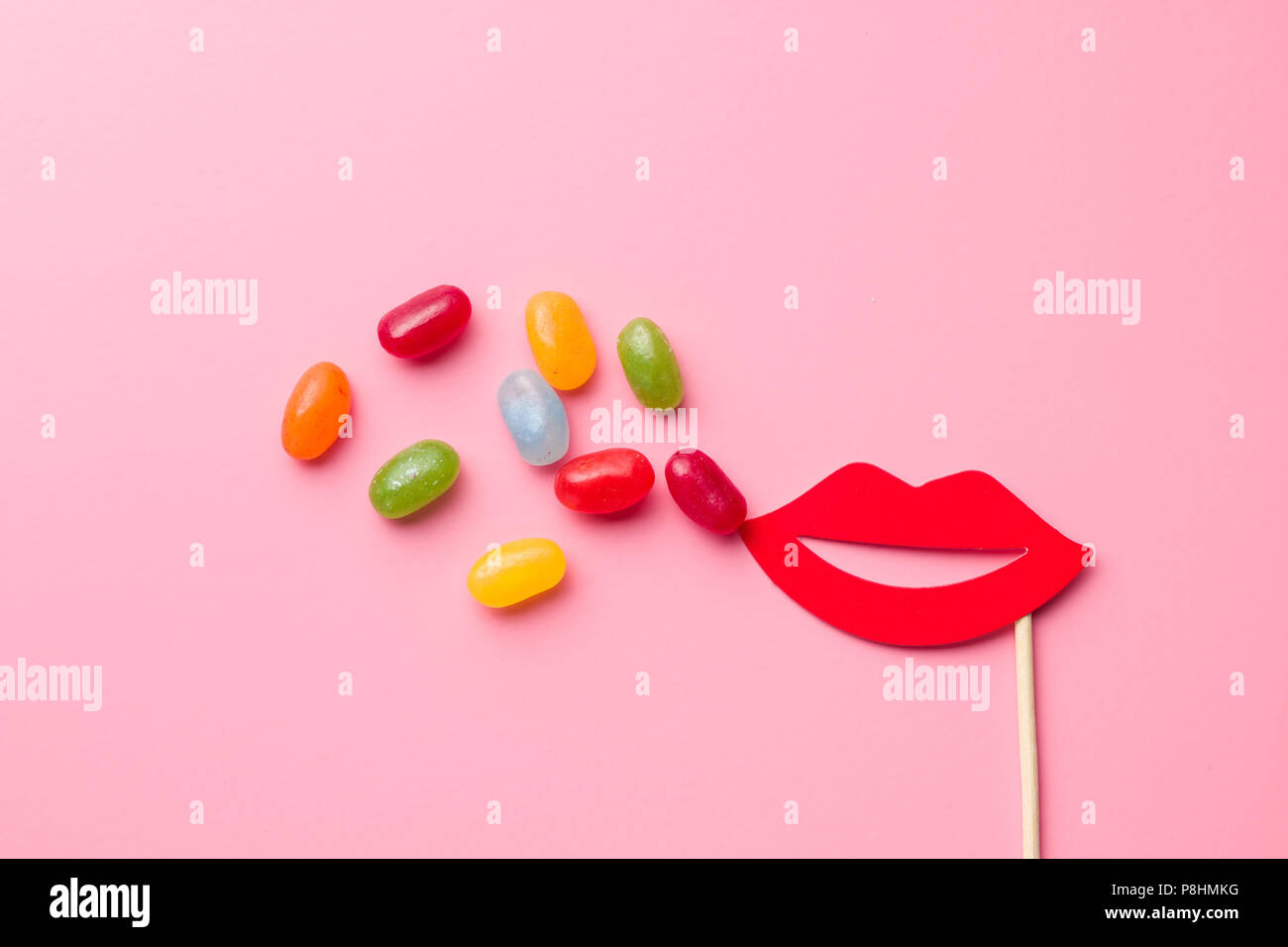 Sweet jelly beans et papier rouge lèvres. Banque D'Images