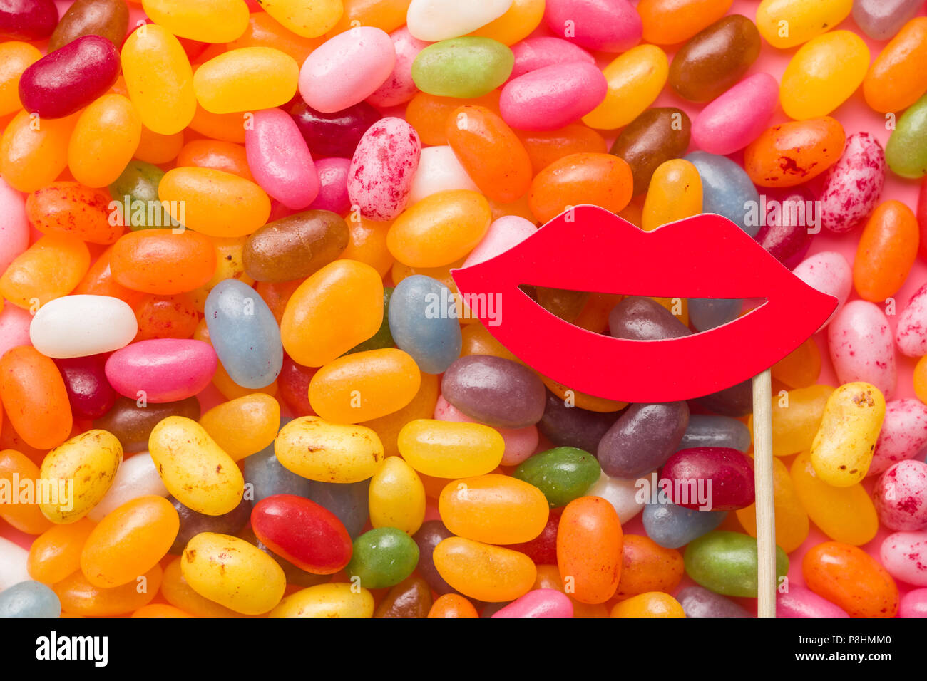 Sweet jelly beans et papier rouge lèvres. Banque D'Images