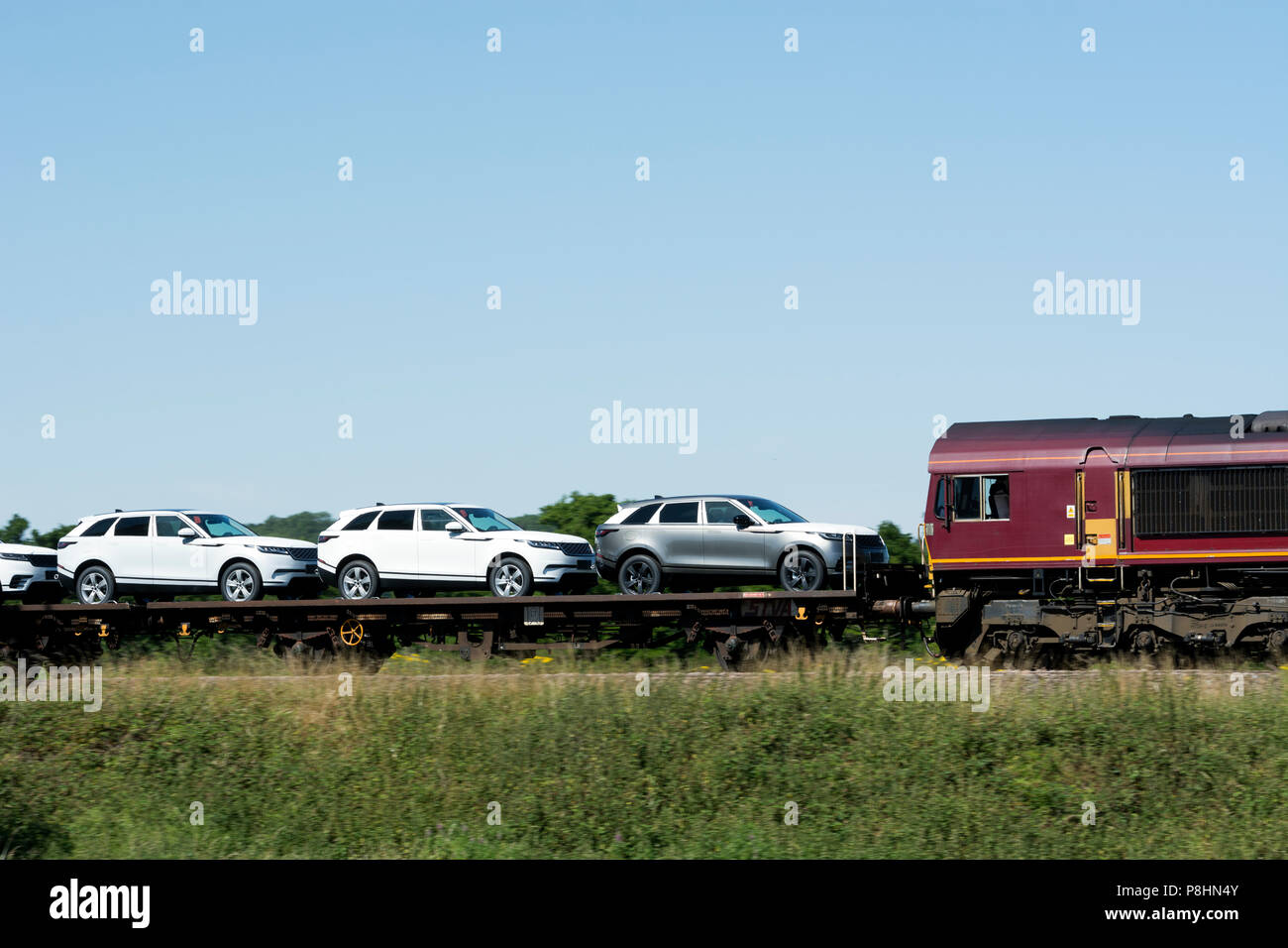 Nouveau Land Rover voitures transportées par chemin de fer, dans le Warwickshire, Royaume-Uni Banque D'Images