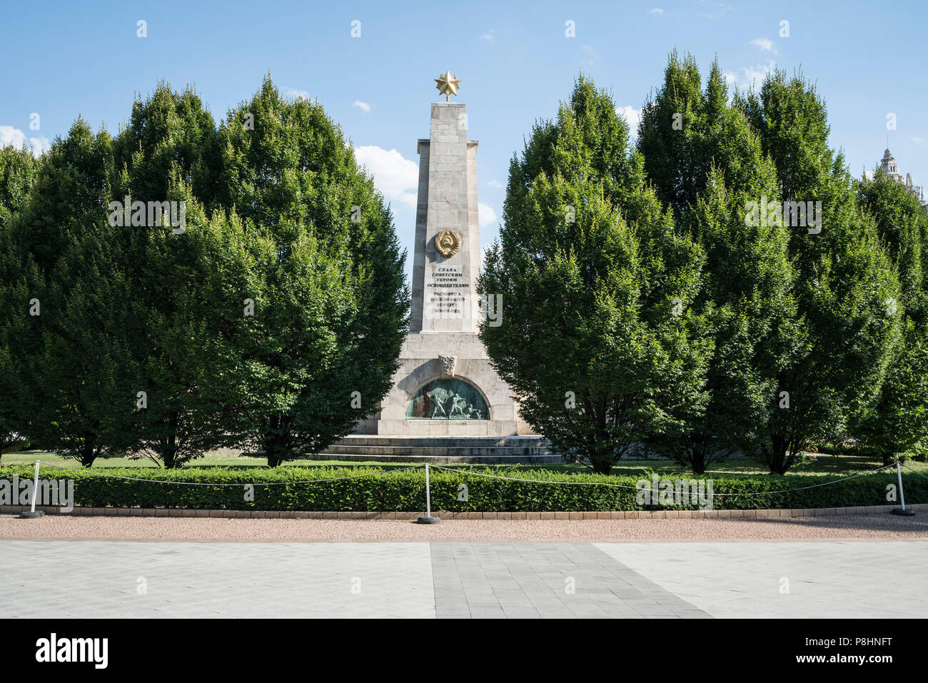 Vue sur le monument commémoratif de guerre soviétique sur la place Szabadság à Budapest, Hongrie Banque D'Images