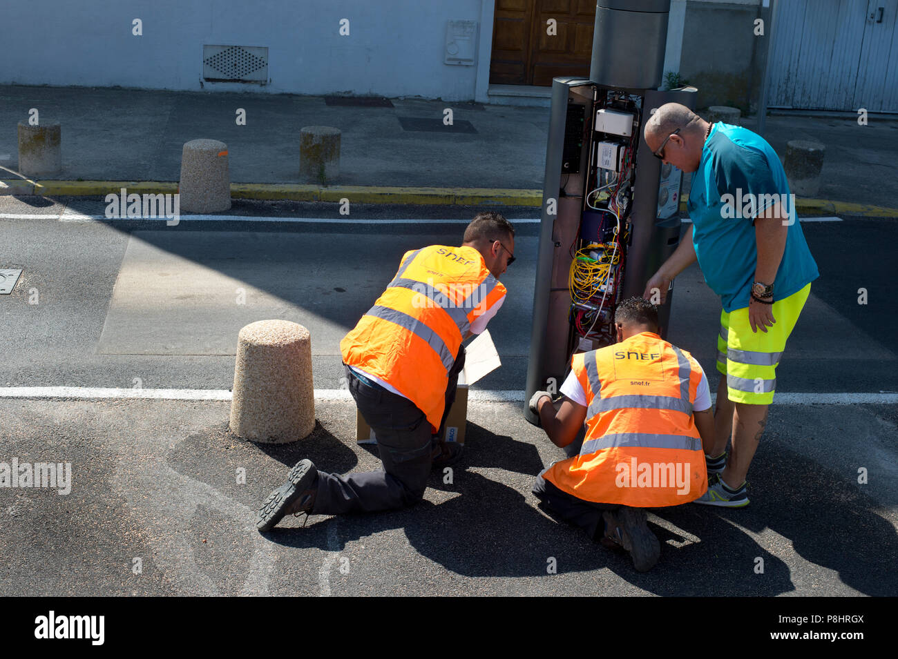 Arles, France. SNEF (société d'électricité) travaillent à une boîte de jonction dans la rue Banque D'Images