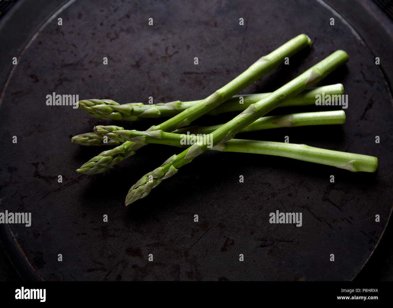 Les frais d'asperge posée sur la plaque de métal Banque D'Images