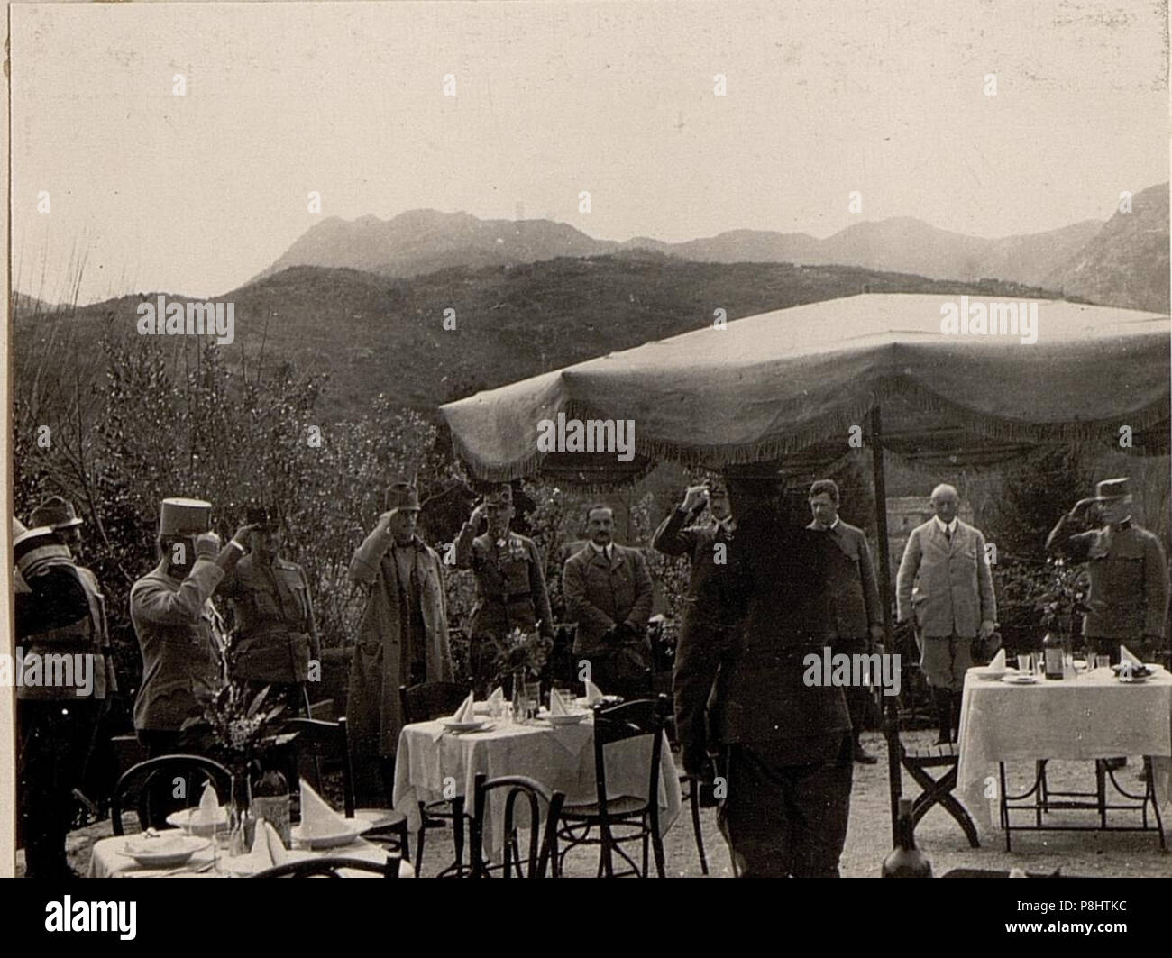 587 während der Klänge der auf der Volkshymne Sommersitz en Terasse Nikitas à Rijeka. Dans Rijekai Aufgenommen am 14. März 1916. BildID (15533228) Banque D'Images