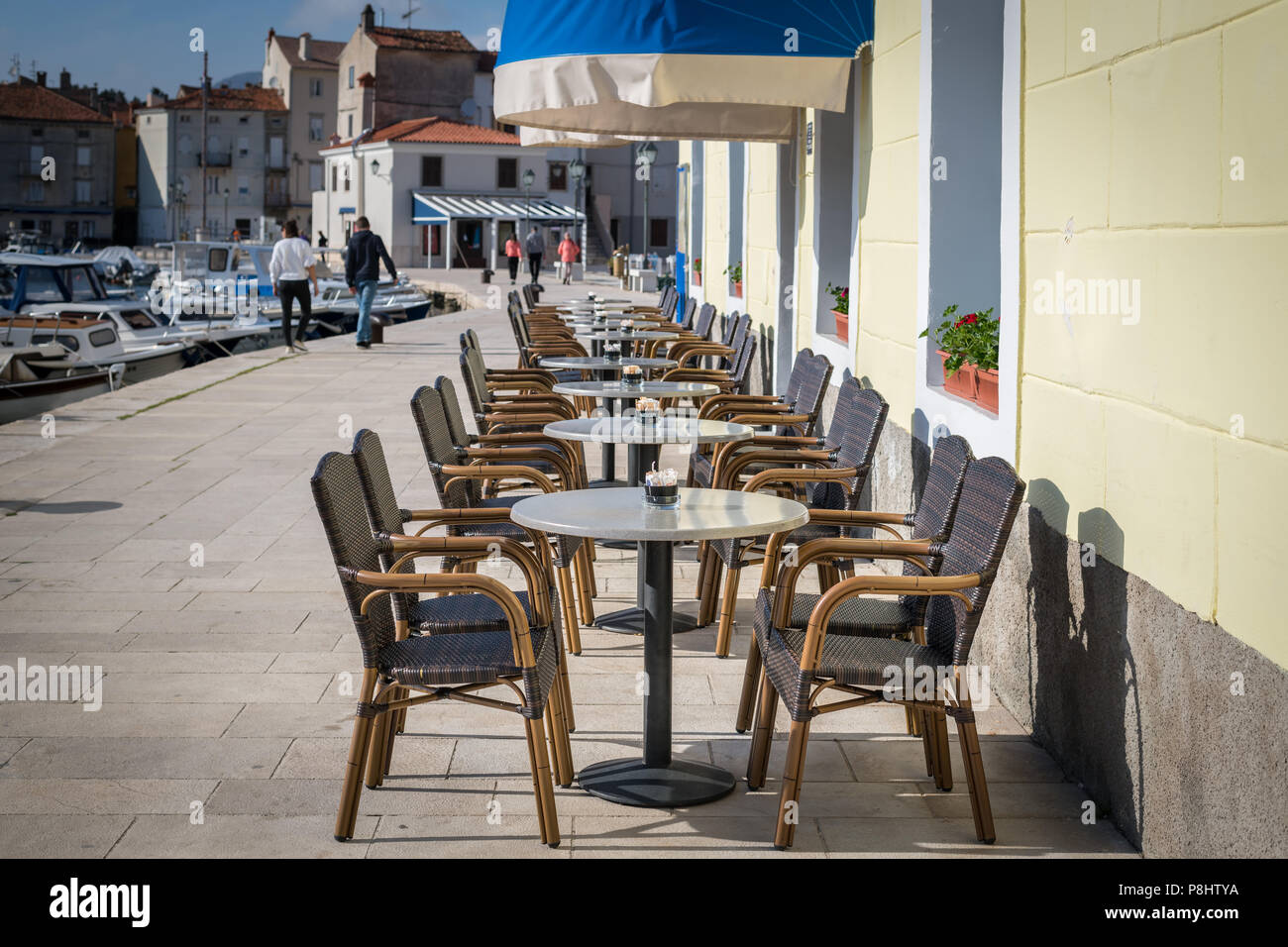 Tables et chaises vides d'un café en Opatija (Croatie) Banque D'Images