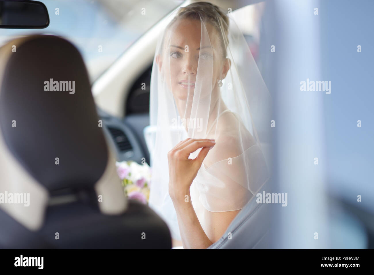 Belle jeune femme portrait dans une voiture de mariage Banque D'Images