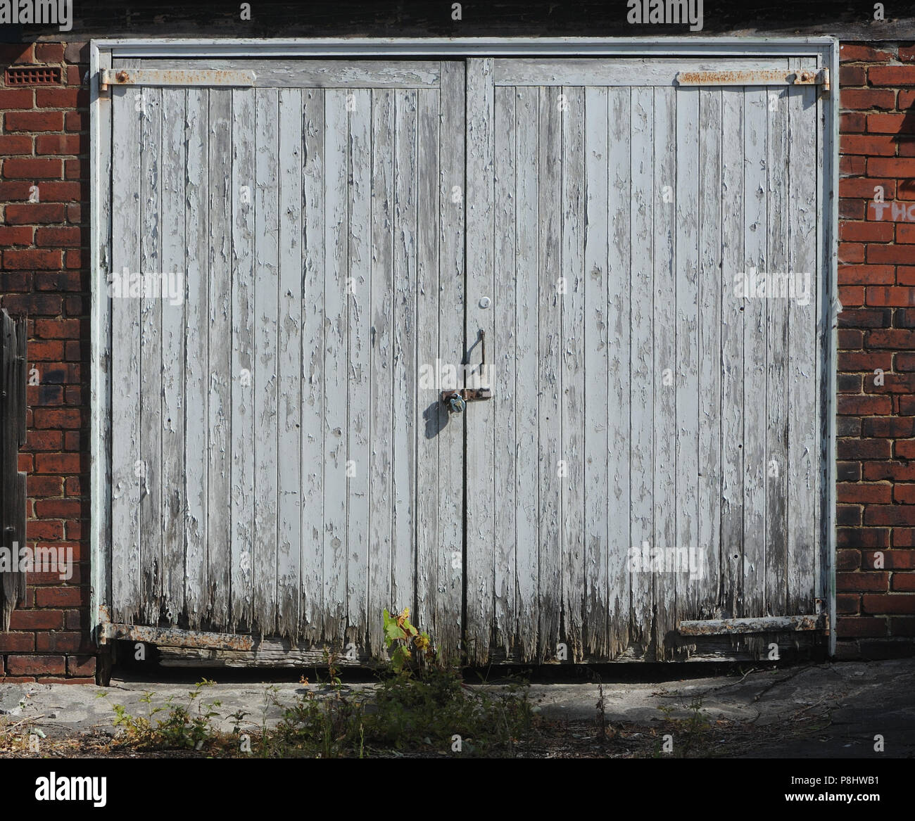 S'est évanoui et l'épluchage des portes de garage en bois peint en gris. Sheffield, Yorkshire, UK. Banque D'Images