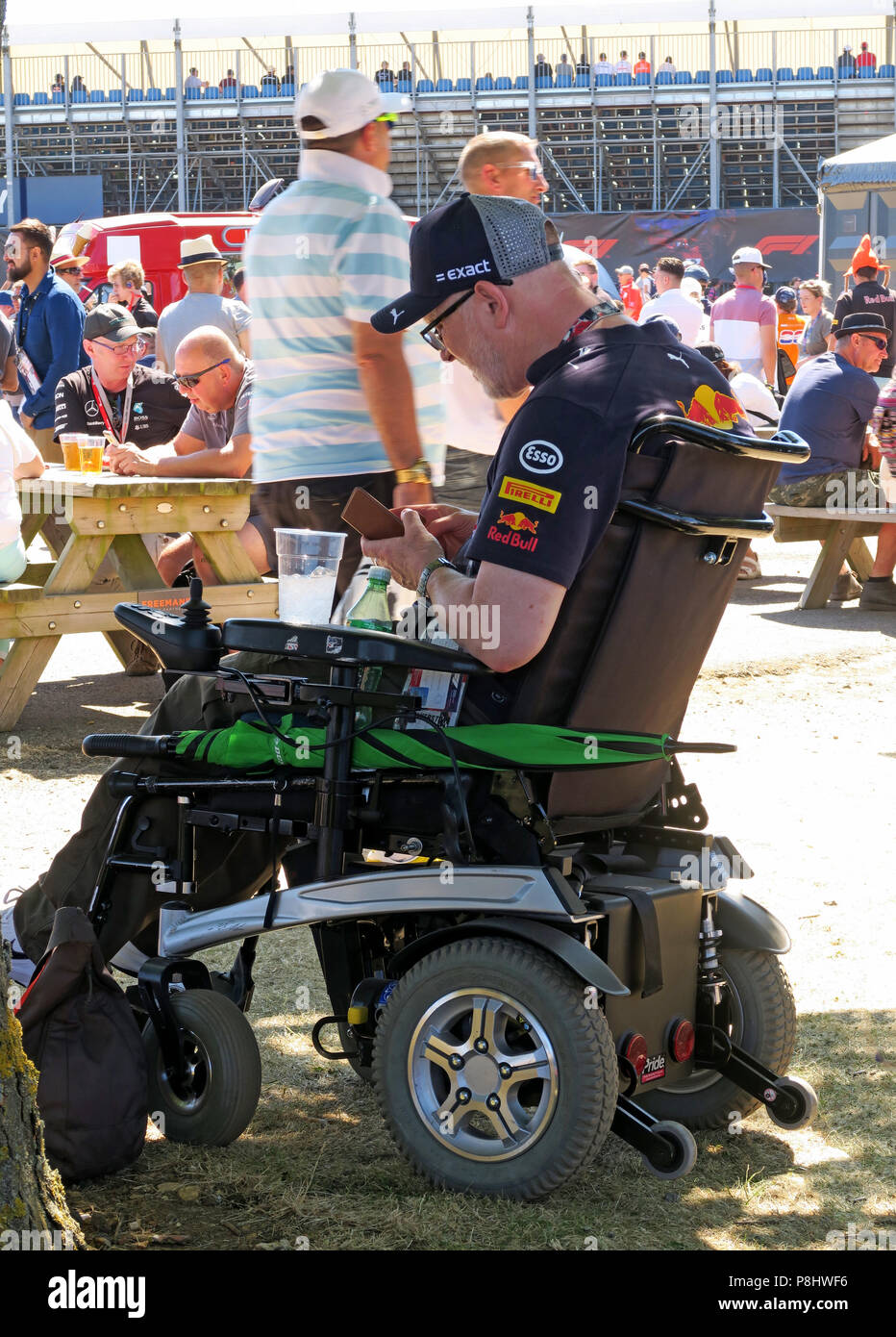 Disabled Red Bull fan spectatrice, au Grand Prix de Grande-Bretagne, circuit de Silverstone, Towcester, Northamptonshire, Angleterre, ROYAUME-UNI Banque D'Images