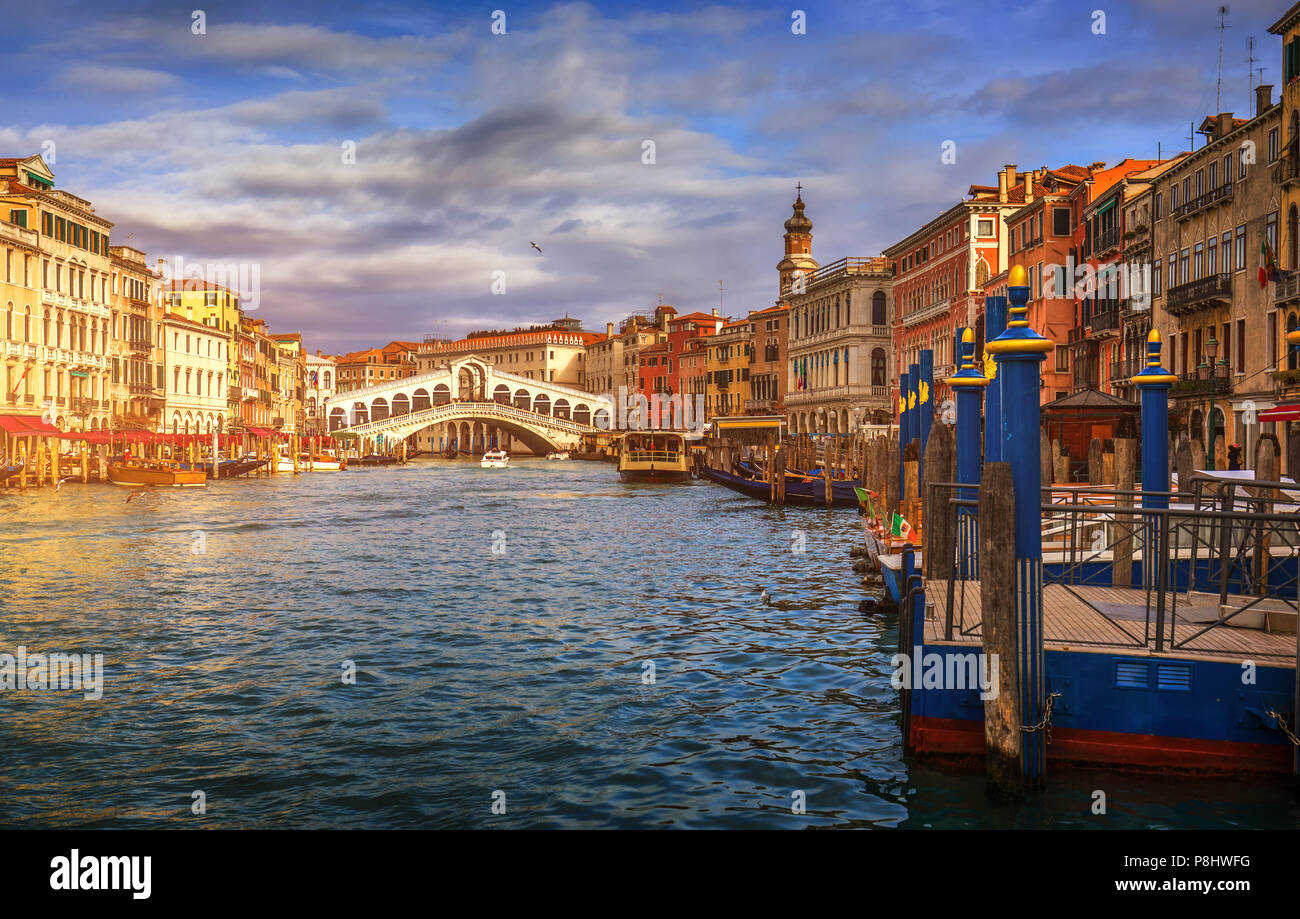 Pont Du Rialto A Venise Italie Grand Canal De Venise Architecture Et Monuments De Venise Carte Postale De Venise Avec Les Gondoles De Venise Photo Stock Alamy