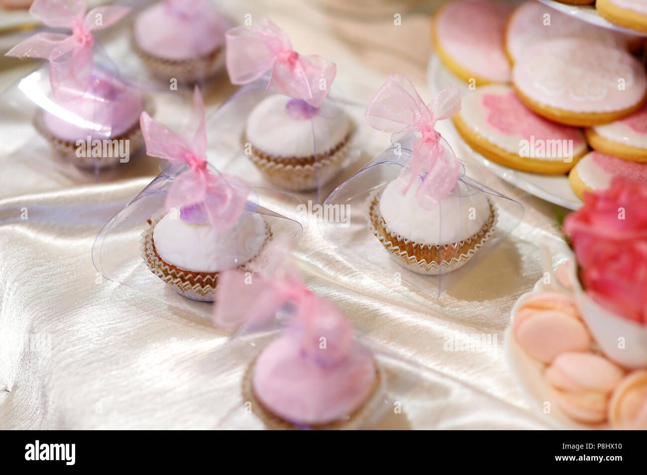 De délicieux petits gâteaux de mariage en rose et violet Banque D'Images