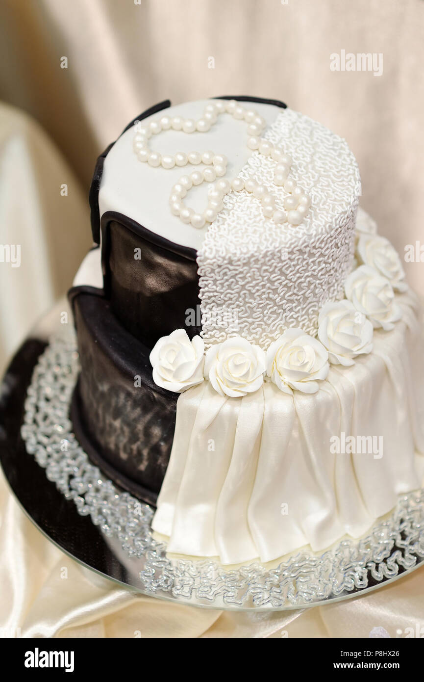 Le Blanc Et Le Noir Tuxedo Gateau De Mariage Photo Stock Alamy