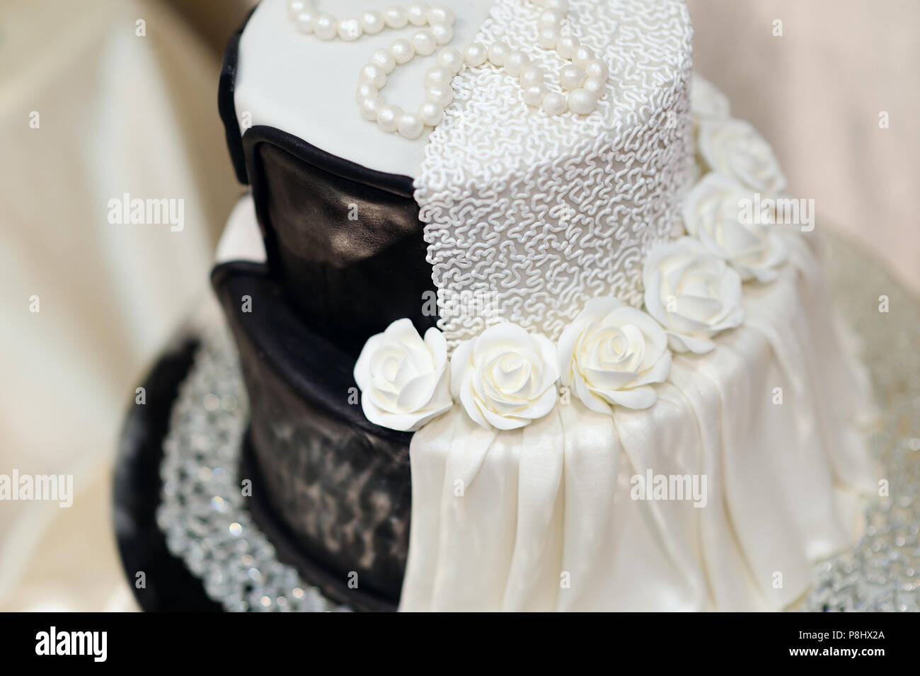 Le Blanc Et Le Noir Tuxedo Gateau De Mariage Photo Stock Alamy