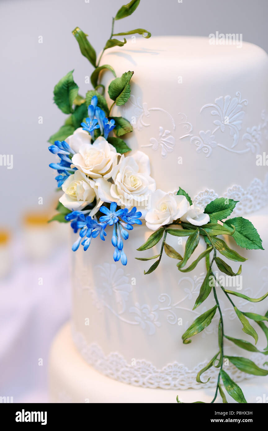 Gâteau de mariage blanc décoré de fleurs de sucre Banque D'Images