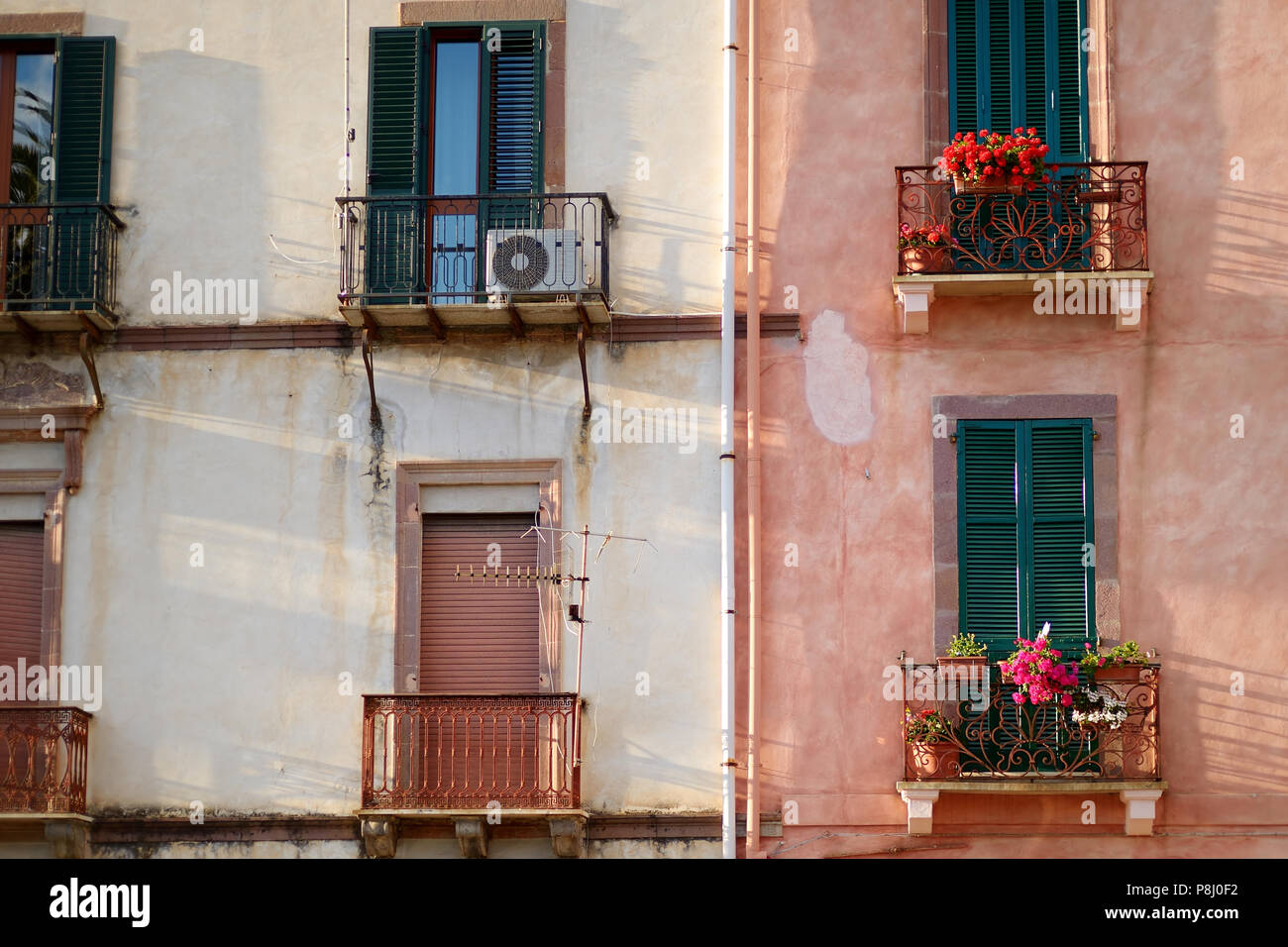 Belle maison méditerranéenne façades de différentes couleurs Banque D'Images