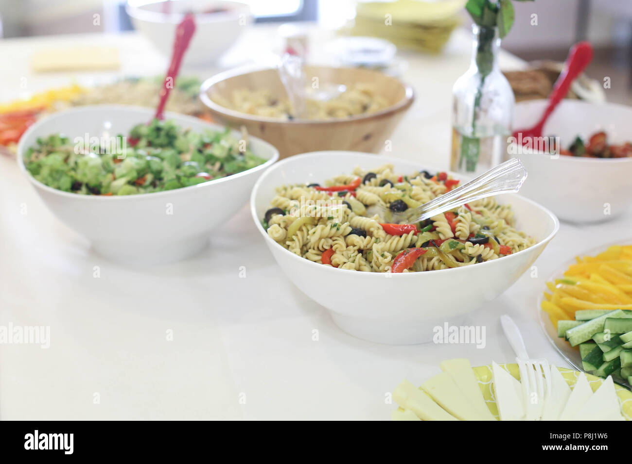 Tableau des aliments avec des salades salade de pâtes Vie saine alimentation et légumes salade Banque D'Images