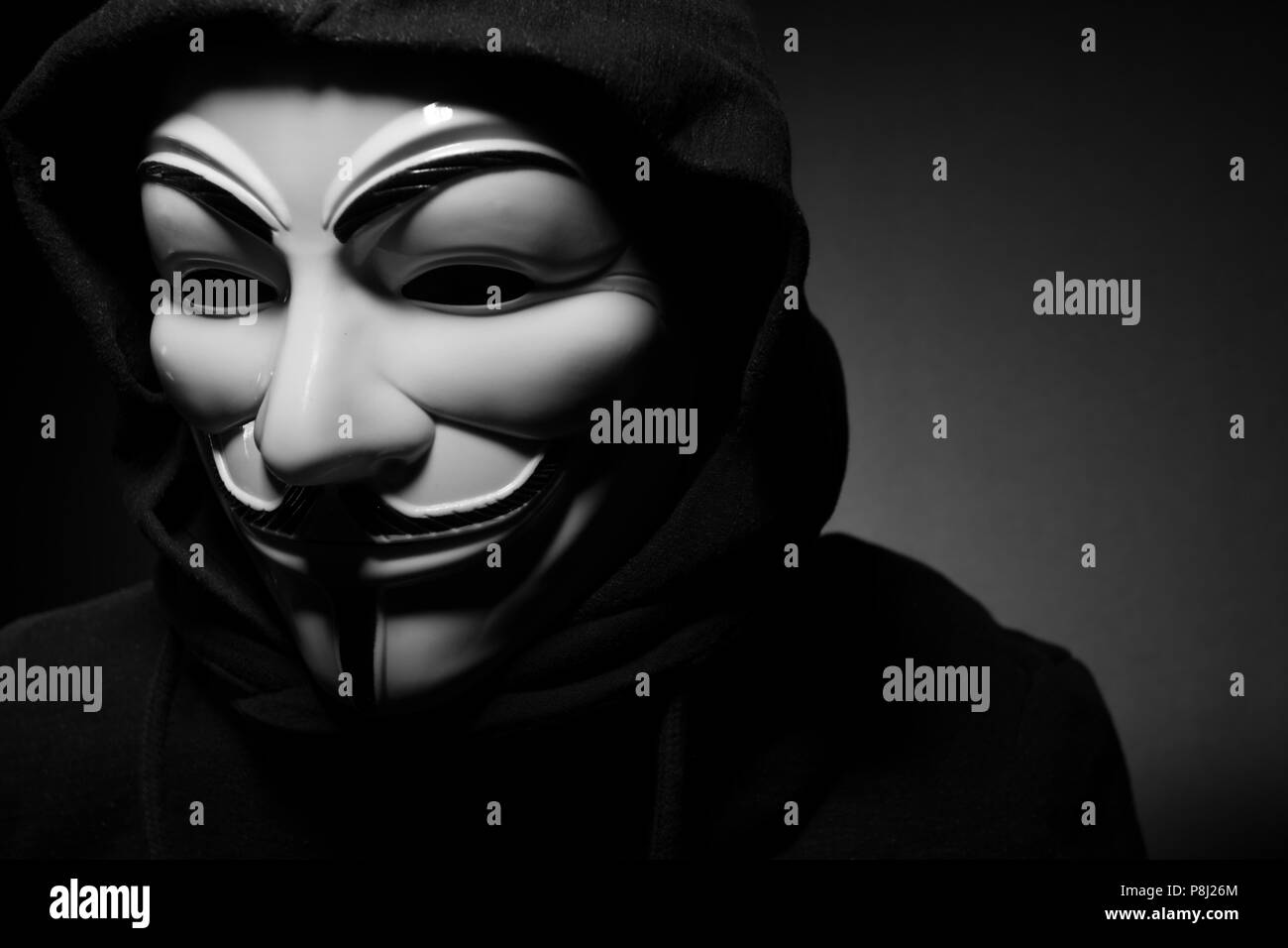 Saint Pétersbourg - Russie - 25 janvier 2018 - homme portant un masque de vendetta. Ce masque est un symbole bien connu pour le groupe hacktiviste Anonymous en ligne Banque D'Images