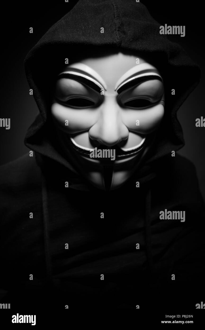 Saint Pétersbourg - Russie - 25 janvier 2018 - homme portant un masque de vendetta. Ce masque est un symbole bien connu pour le groupe hacktiviste Anonymous en ligne Banque D'Images