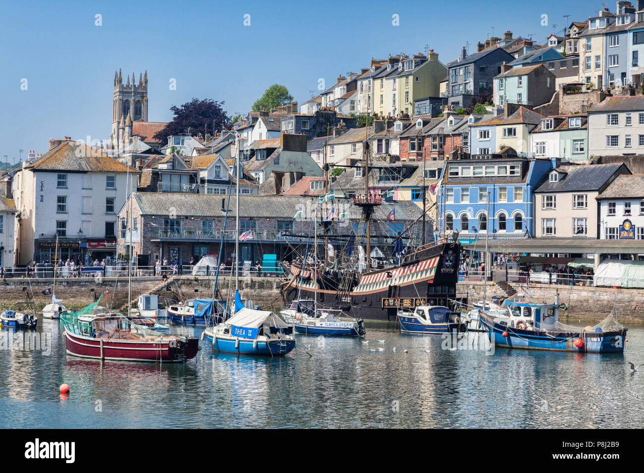 23 Mai 2018 : Brixham, Devon, UK - le port avec la réplique Golden Hind sur une belle journée de printemps. Banque D'Images