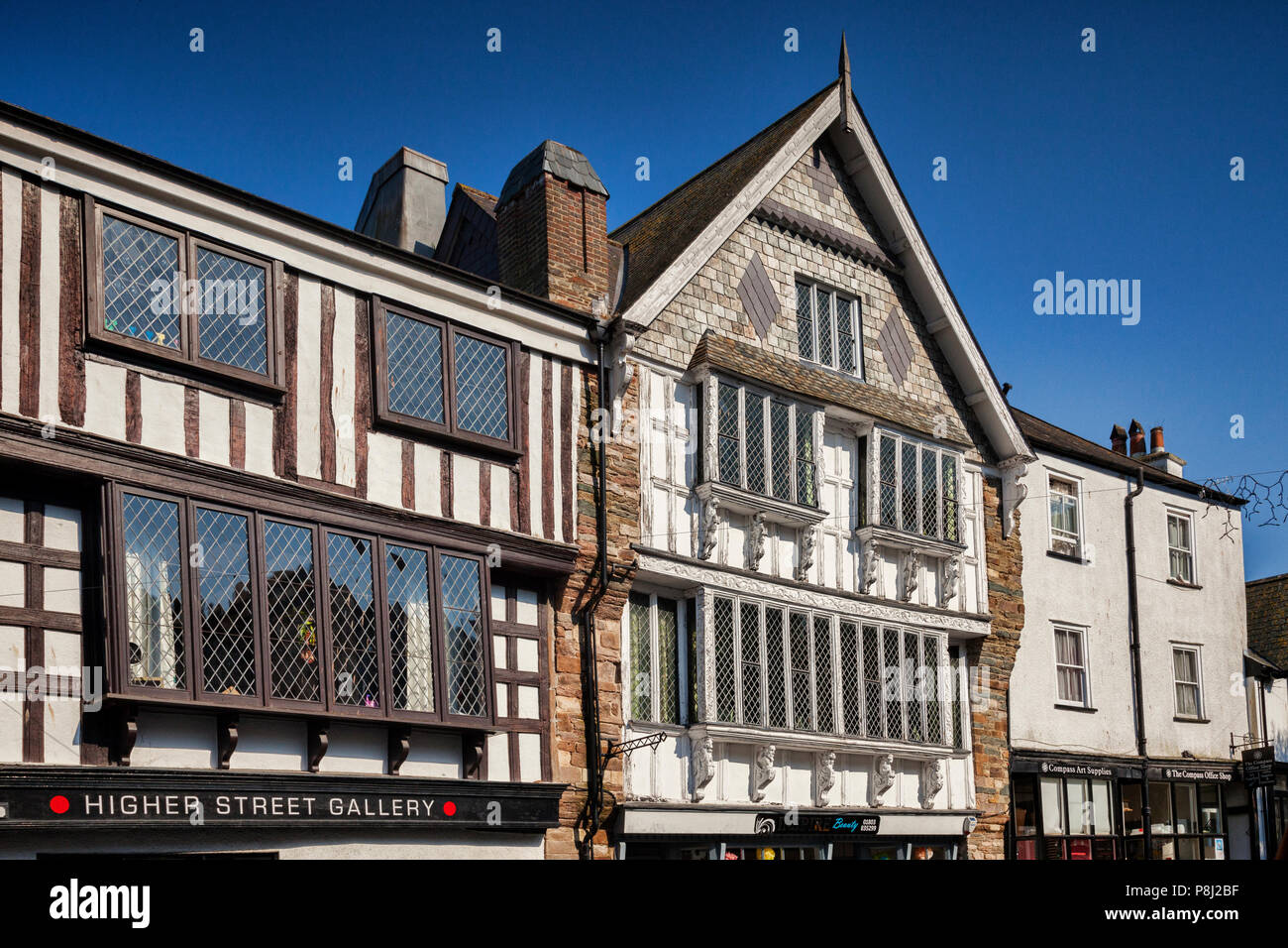 23 Mai 2018 : Dartmouth, Devon, UK - Beaux bâtiments Tudor du 16e siècle dans la rue plus élevé. Restauré après un incendie en 2010. Banque D'Images